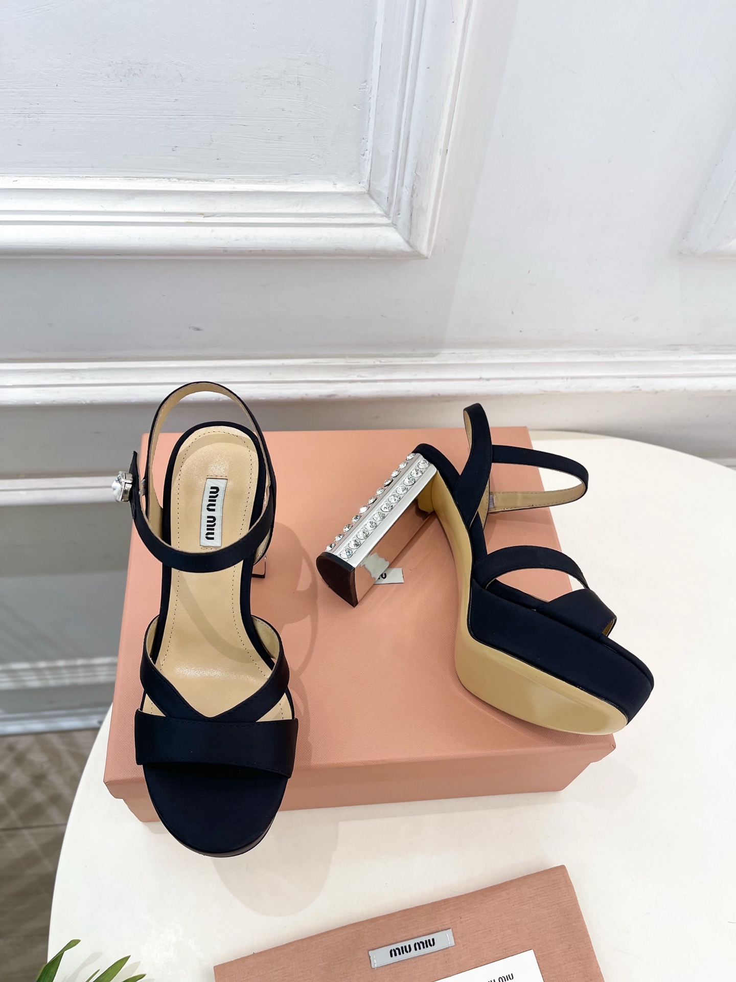 Miu Miu | 缪缪  25𝐬𝐬

🖤2025春夏新品   专柜主打最新走秀款 金属水钻跟防水台凉鞋