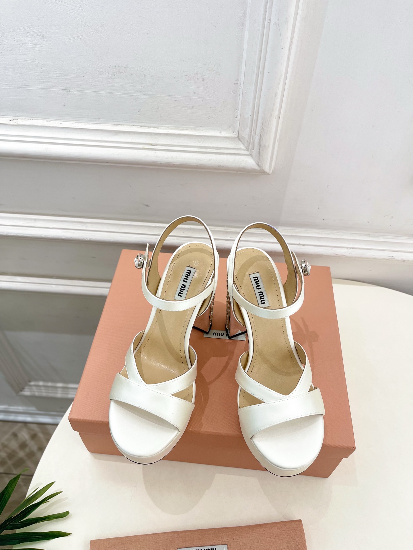 Miu Miu | 缪缪  25𝐬𝐬

🖤2025春夏新品   专柜主打最新走秀款 金属水钻跟防水台凉鞋