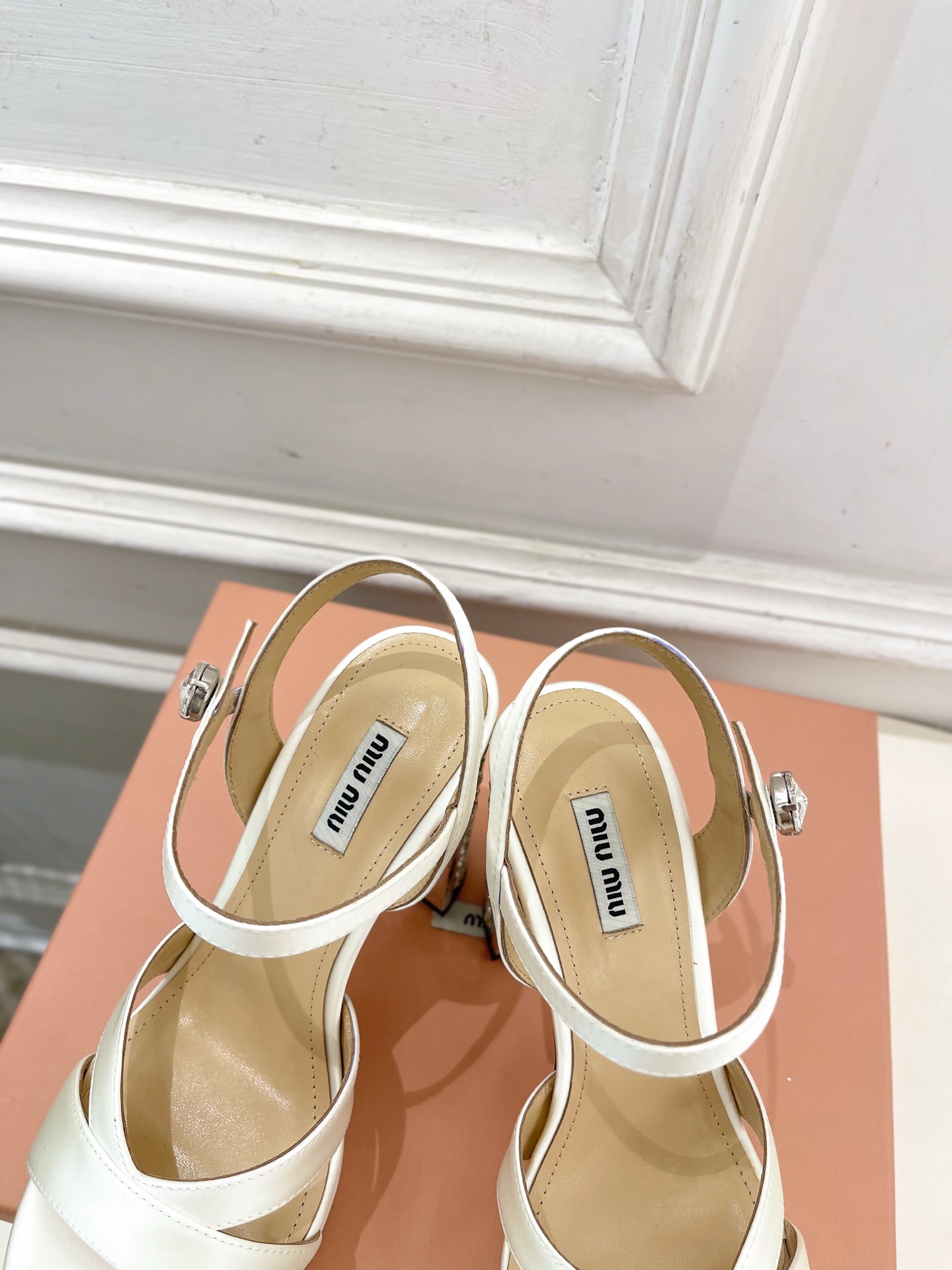 Miu Miu | 缪缪  25𝐬𝐬

🖤2025春夏新品   专柜主打最新走秀款 金属水钻跟防水台凉鞋