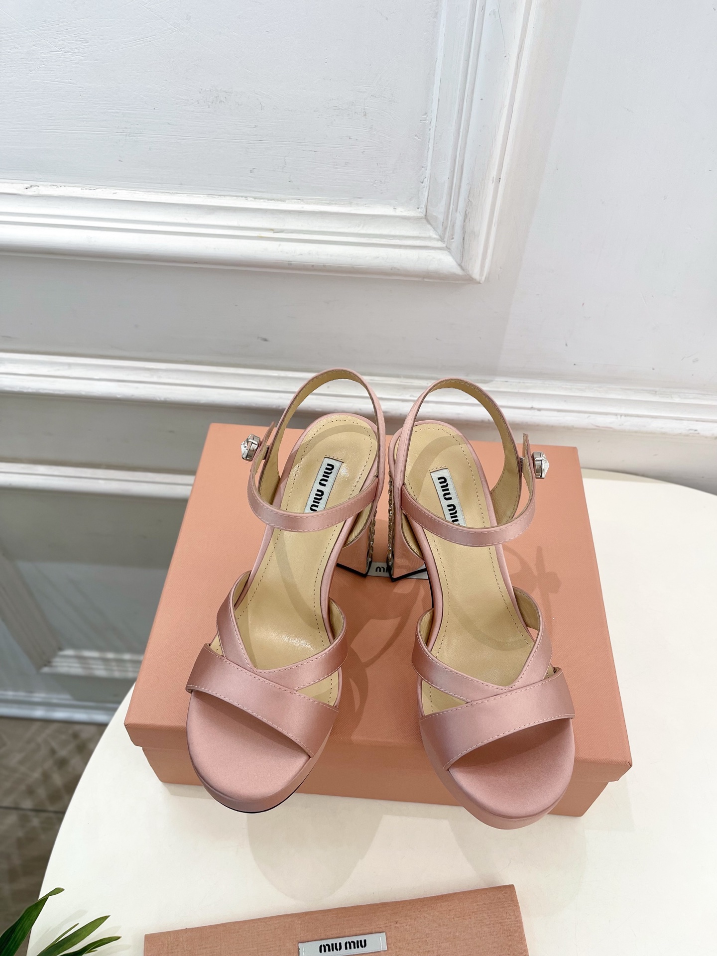 Miu Miu | 缪缪  25𝐬𝐬

🖤2025春夏新品   专柜主打最新走秀款 金属水钻跟防水台凉鞋