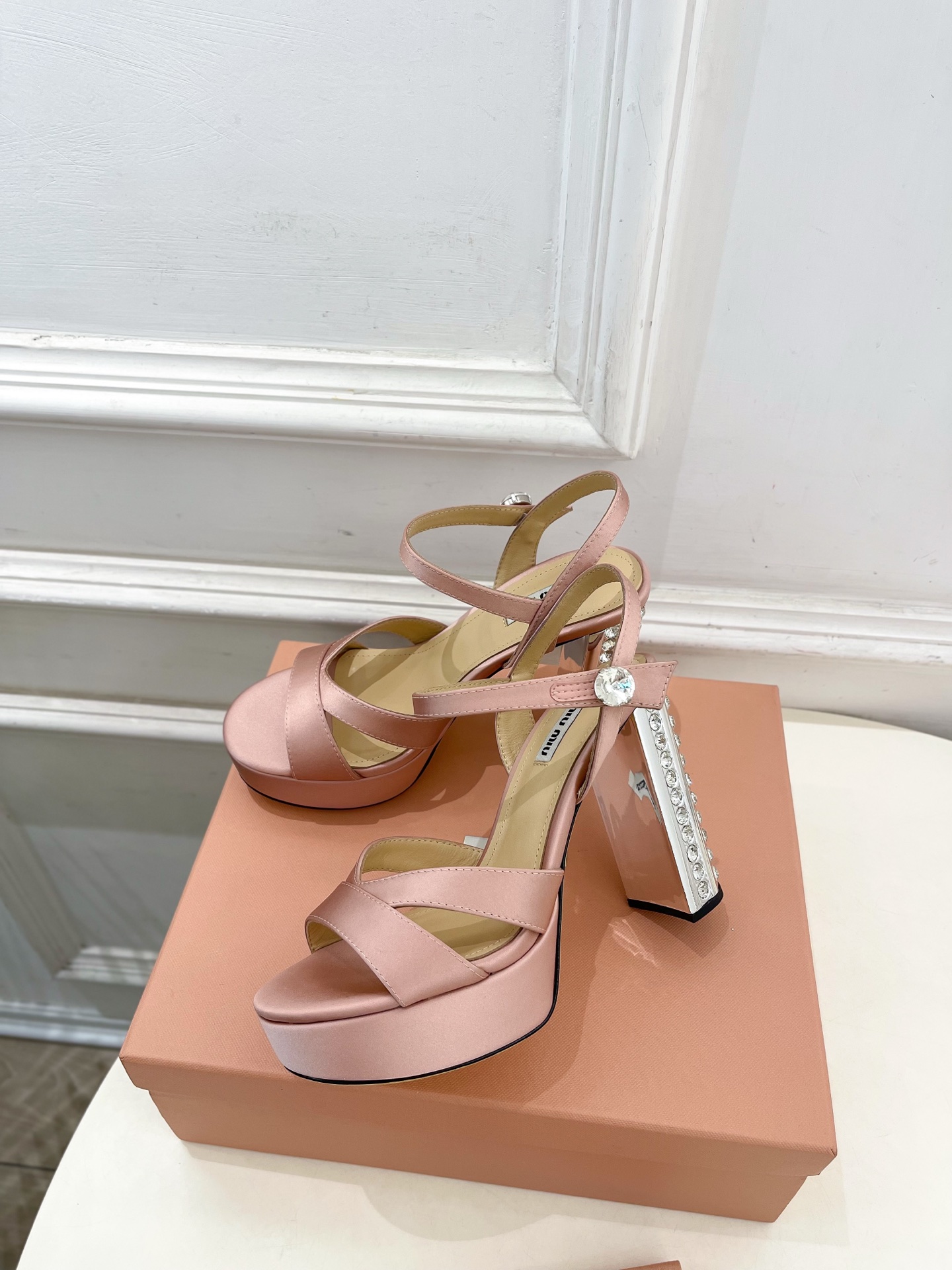 Miu Miu | 缪缪  25𝐬𝐬

🖤2025春夏新品   专柜主打最新走秀款 金属水钻跟防水台凉鞋