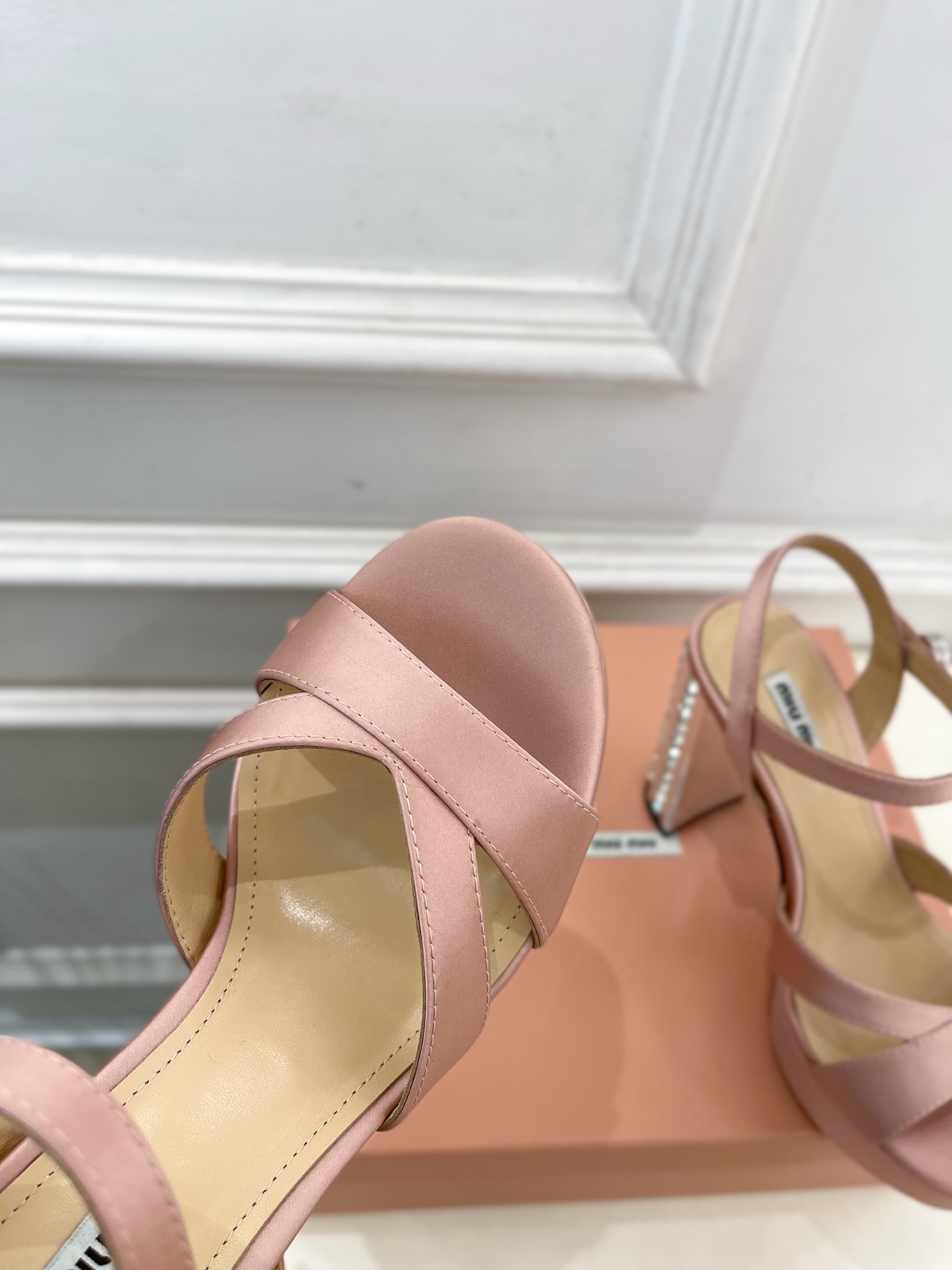 Miu Miu | 缪缪  25𝐬𝐬

🖤2025春夏新品   专柜主打最新走秀款 金属水钻跟防水台凉鞋