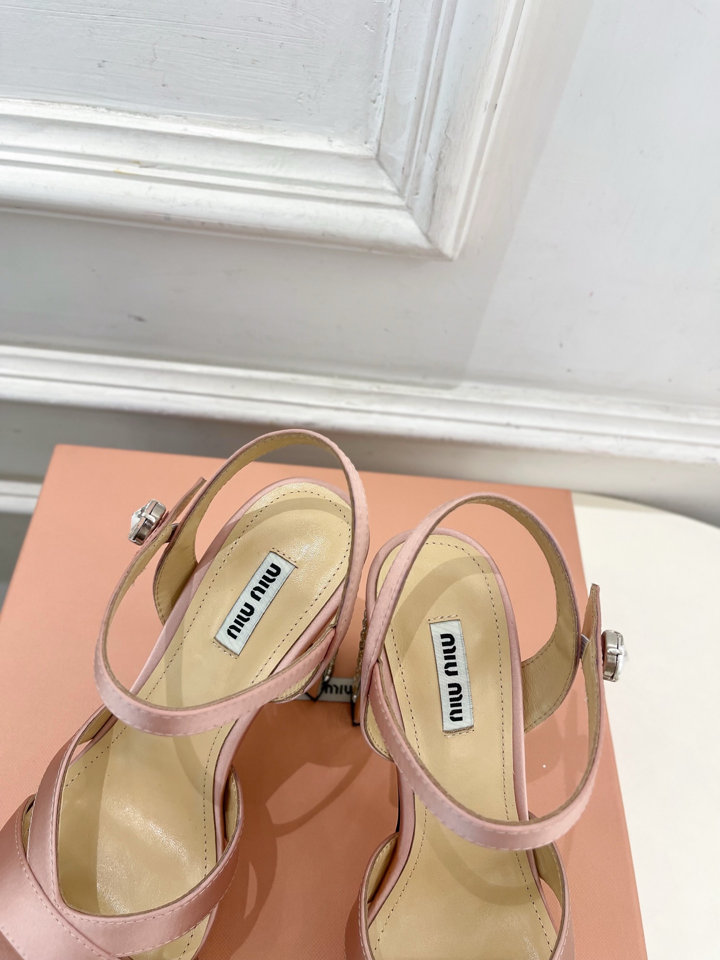Miu Miu | 缪缪  25𝐬𝐬

🖤2025春夏新品   专柜主打最新走秀款 金属水钻跟防水台凉鞋