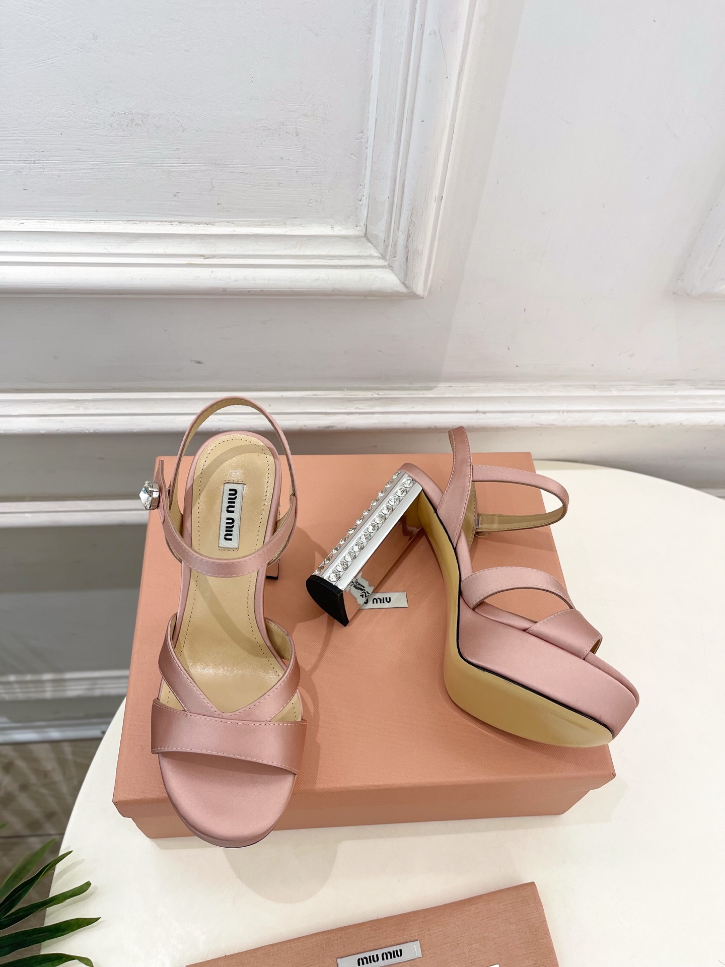Miu Miu | 缪缪  25𝐬𝐬

🖤2025春夏新品   专柜主打最新走秀款 金属水钻跟防水台凉鞋