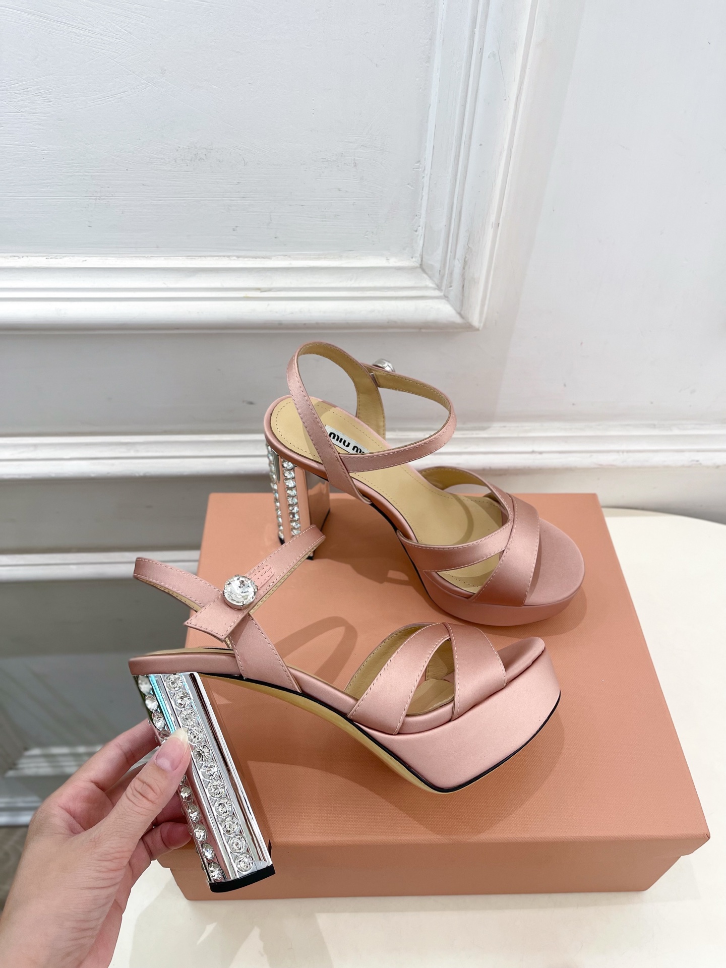 Miu Miu | 缪缪  25𝐬𝐬

🖤2025春夏新品   专柜主打最新走秀款 金属水钻跟防水台凉鞋
