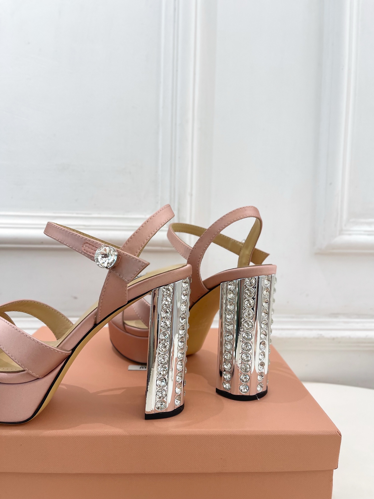 Miu Miu | 缪缪  25𝐬𝐬

🖤2025春夏新品   专柜主打最新走秀款 金属水钻跟防水台凉鞋