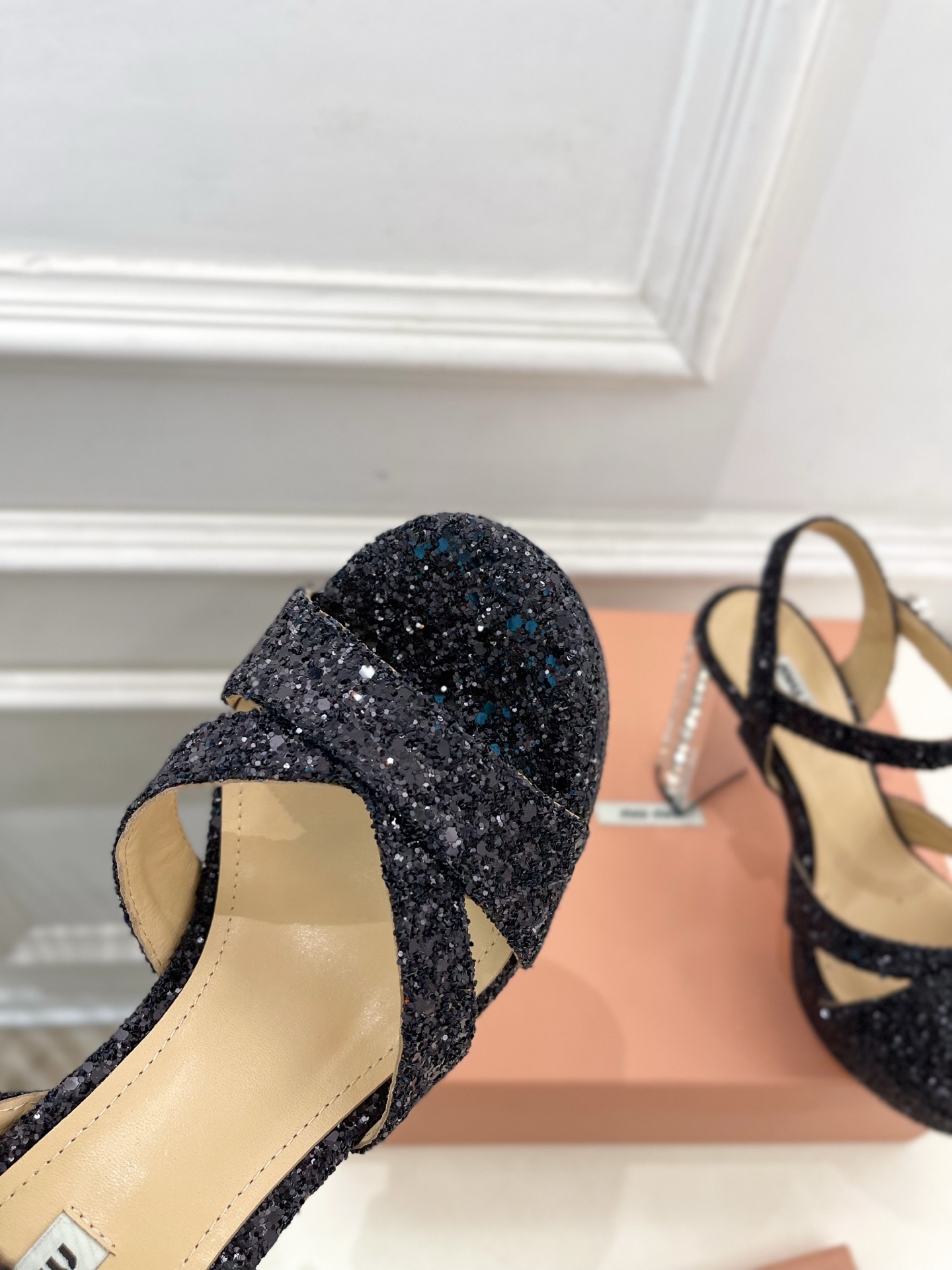 Miu Miu | 缪缪  25𝐬𝐬

🖤2025春夏新品   专柜主打最新走秀款 金属水钻跟防水台凉鞋