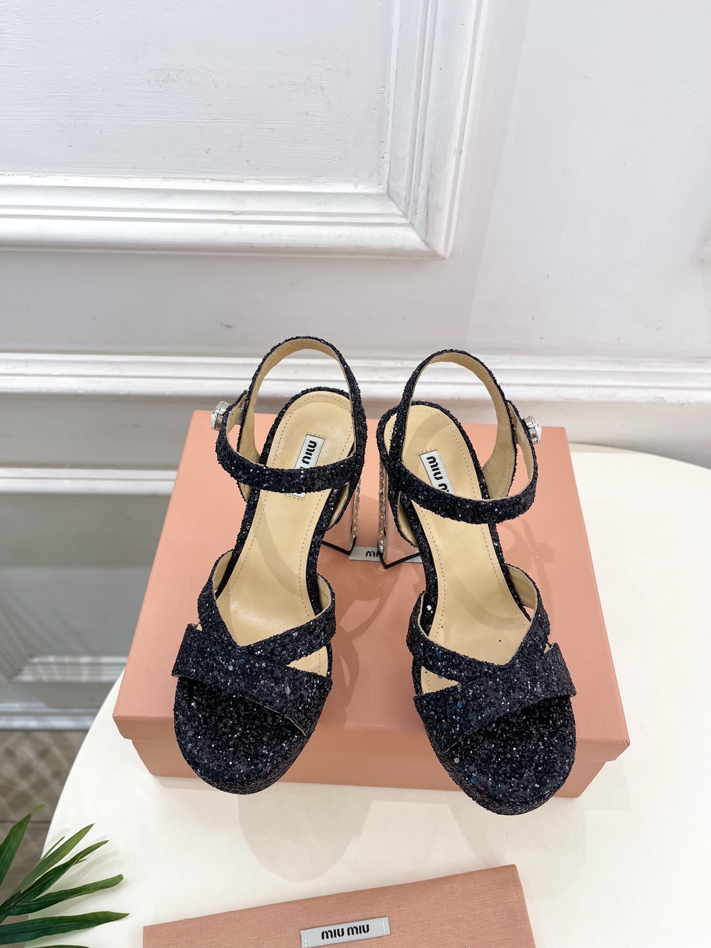 Miu Miu | 缪缪  25𝐬𝐬

🖤2025春夏新品   专柜主打最新走秀款 金属水钻跟防水台凉鞋
