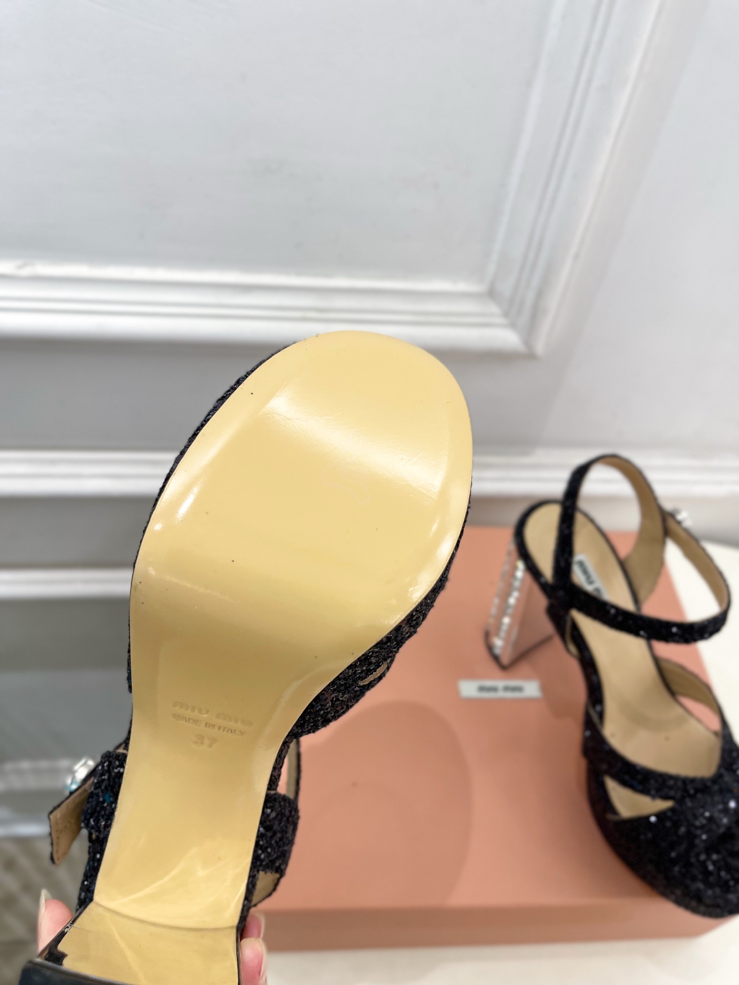 Miu Miu | 缪缪  25𝐬𝐬

🖤2025春夏新品   专柜主打最新走秀款 金属水钻跟防水台凉鞋