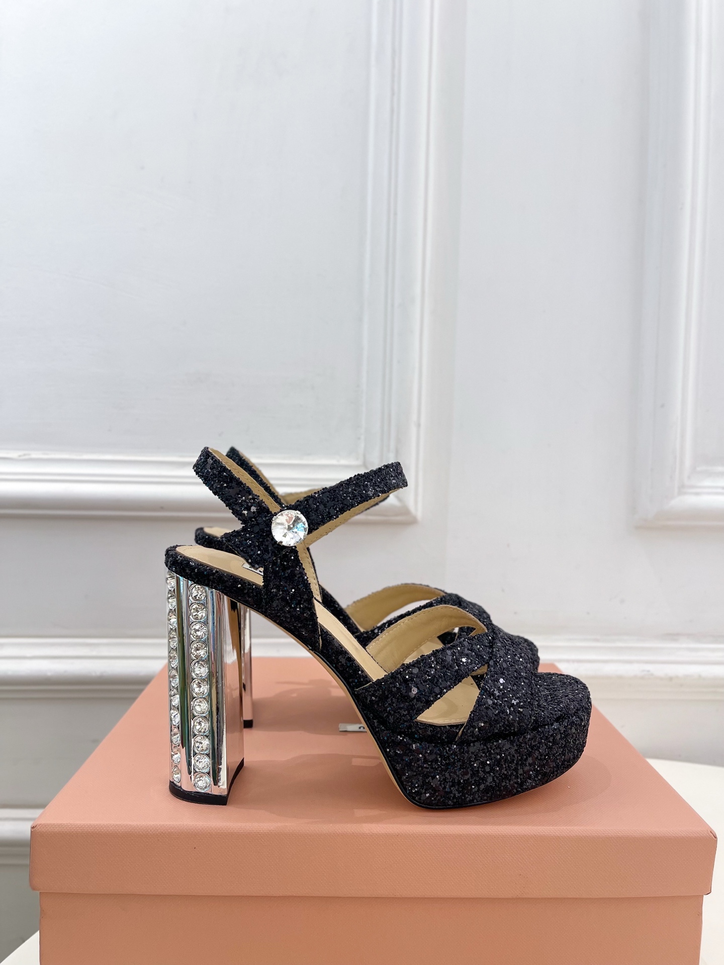 Miu Miu | 缪缪  25𝐬𝐬

🖤2025春夏新品   专柜主打最新走秀款 金属水钻跟防水台凉鞋