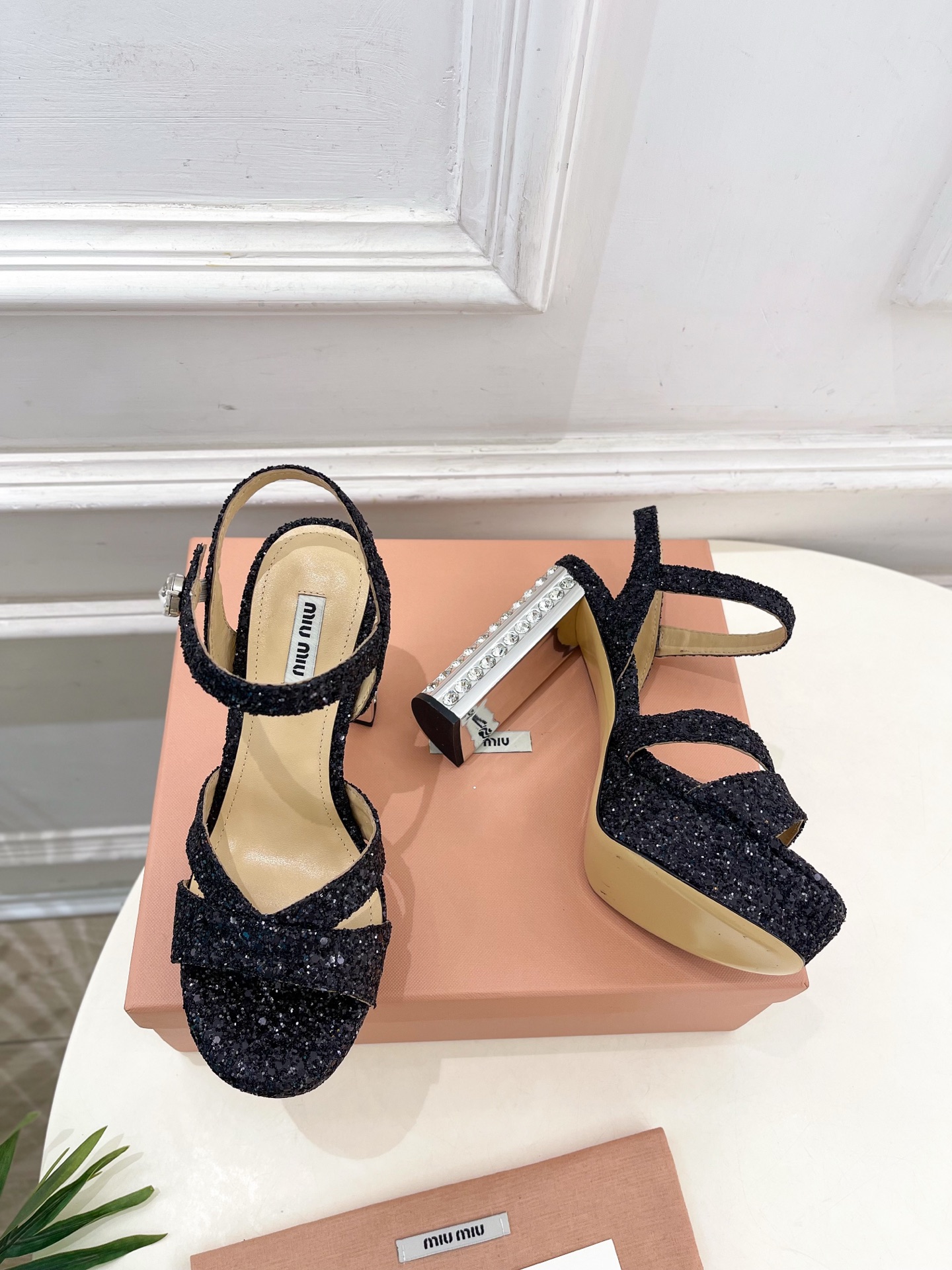 Miu Miu | 缪缪  25𝐬𝐬

🖤2025春夏新品   专柜主打最新走秀款 金属水钻跟防水台凉鞋