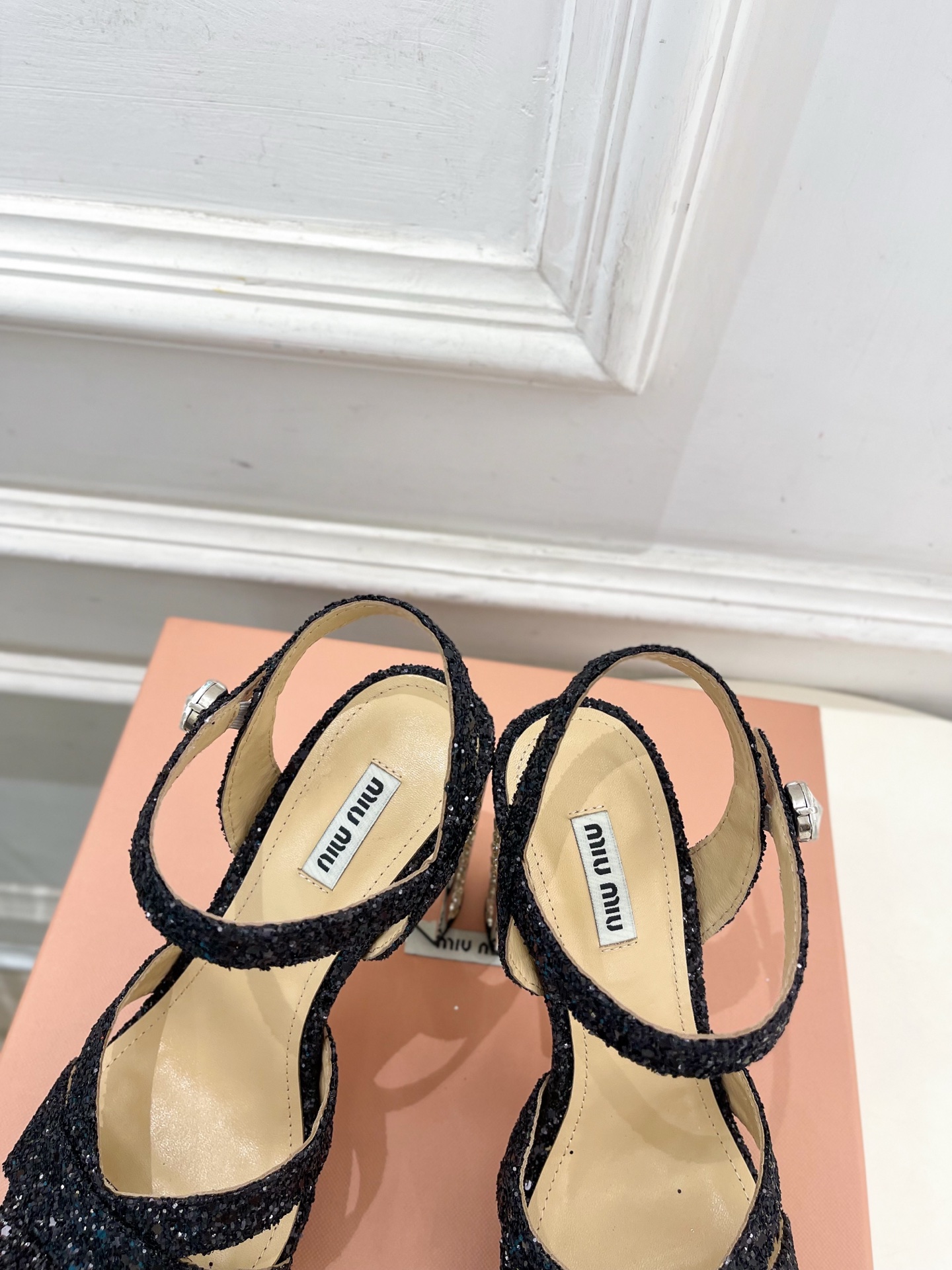 Miu Miu | 缪缪  25𝐬𝐬

🖤2025春夏新品   专柜主打最新走秀款 金属水钻跟防水台凉鞋