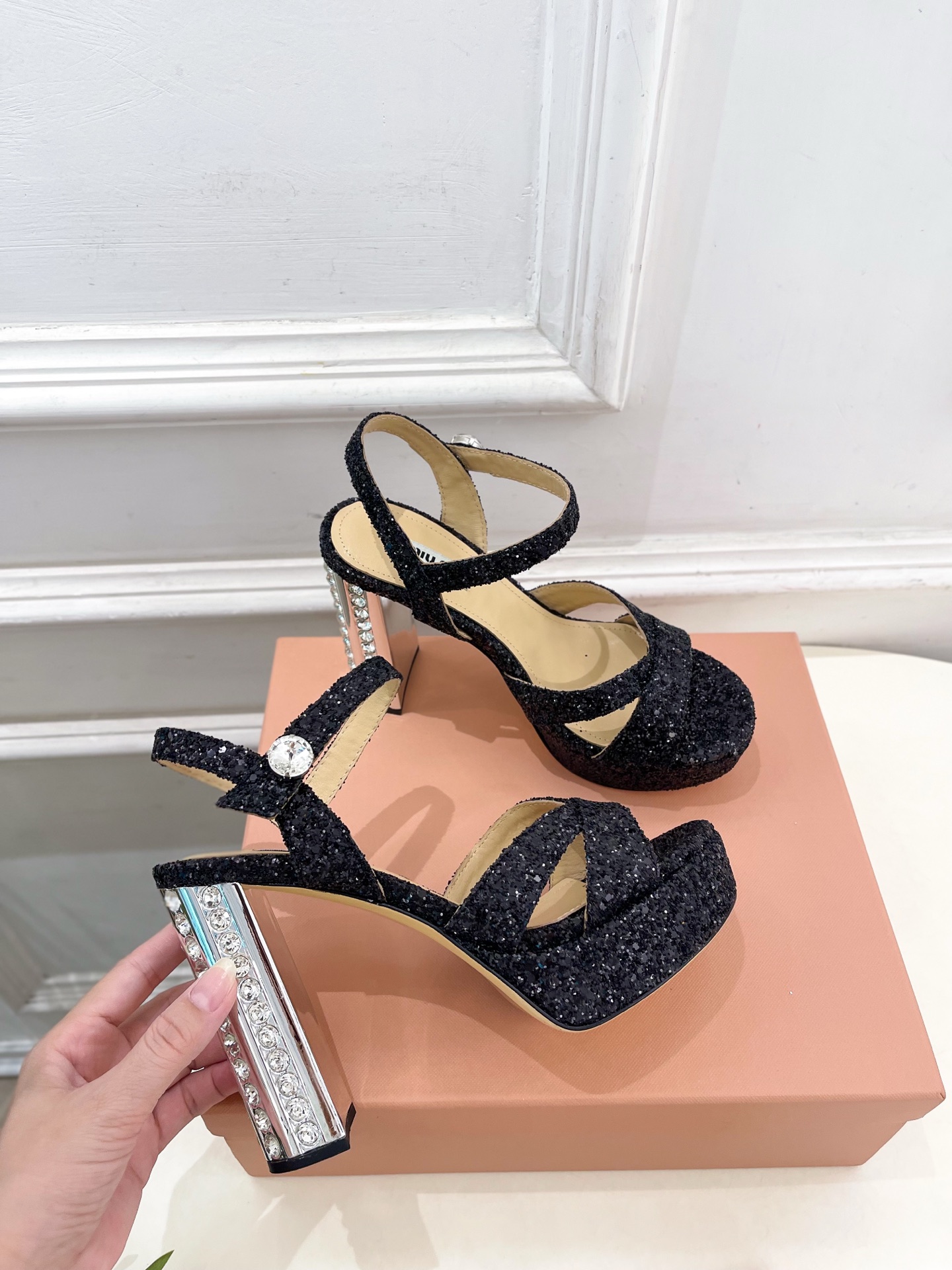 Miu Miu | 缪缪  25𝐬𝐬

🖤2025春夏新品   专柜主打最新走秀款 金属水钻跟防水台凉鞋