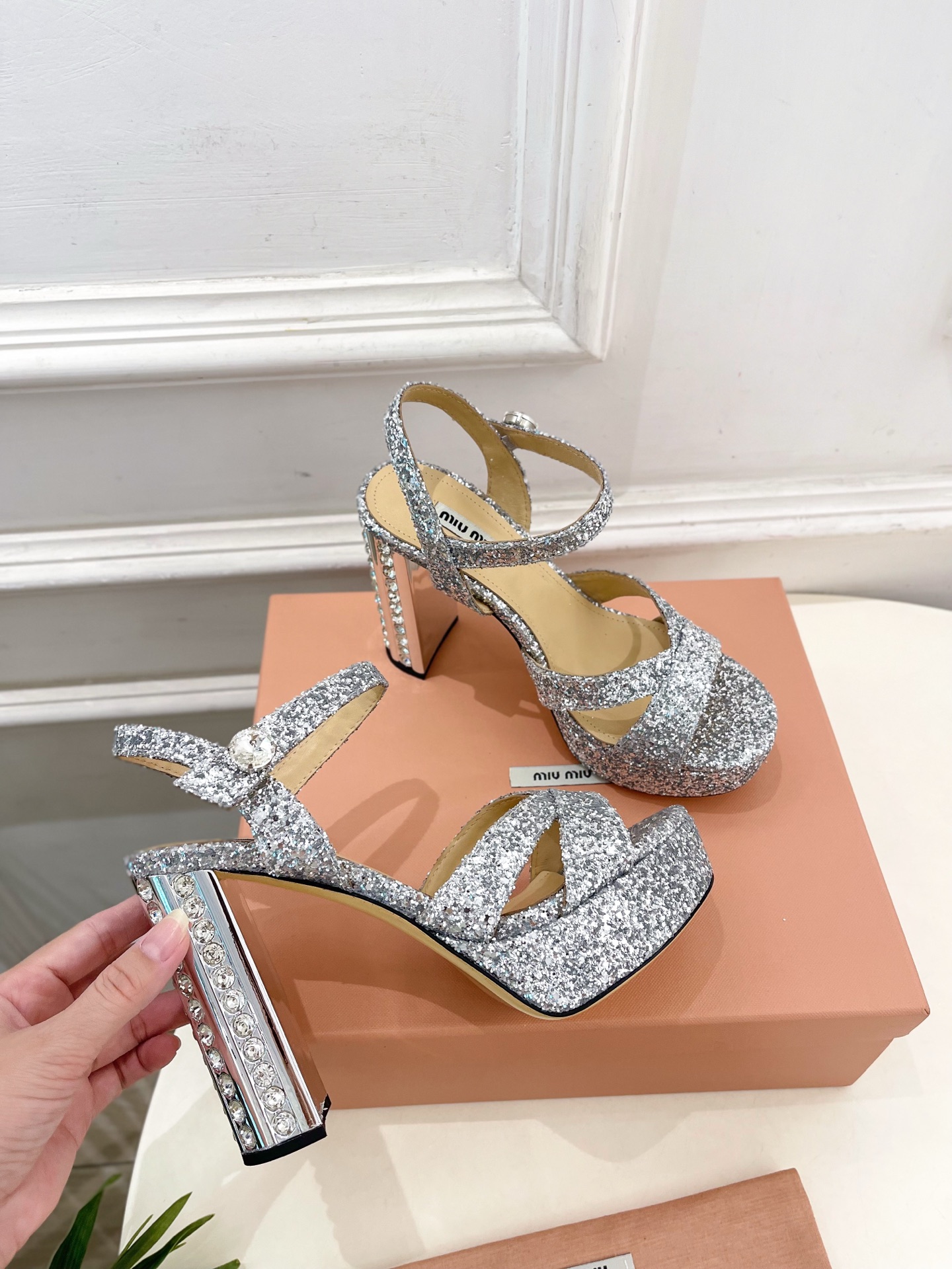 Miu Miu | 缪缪  25𝐬𝐬

🖤2025春夏新品   专柜主打最新走秀款 金属水钻跟防水台凉鞋