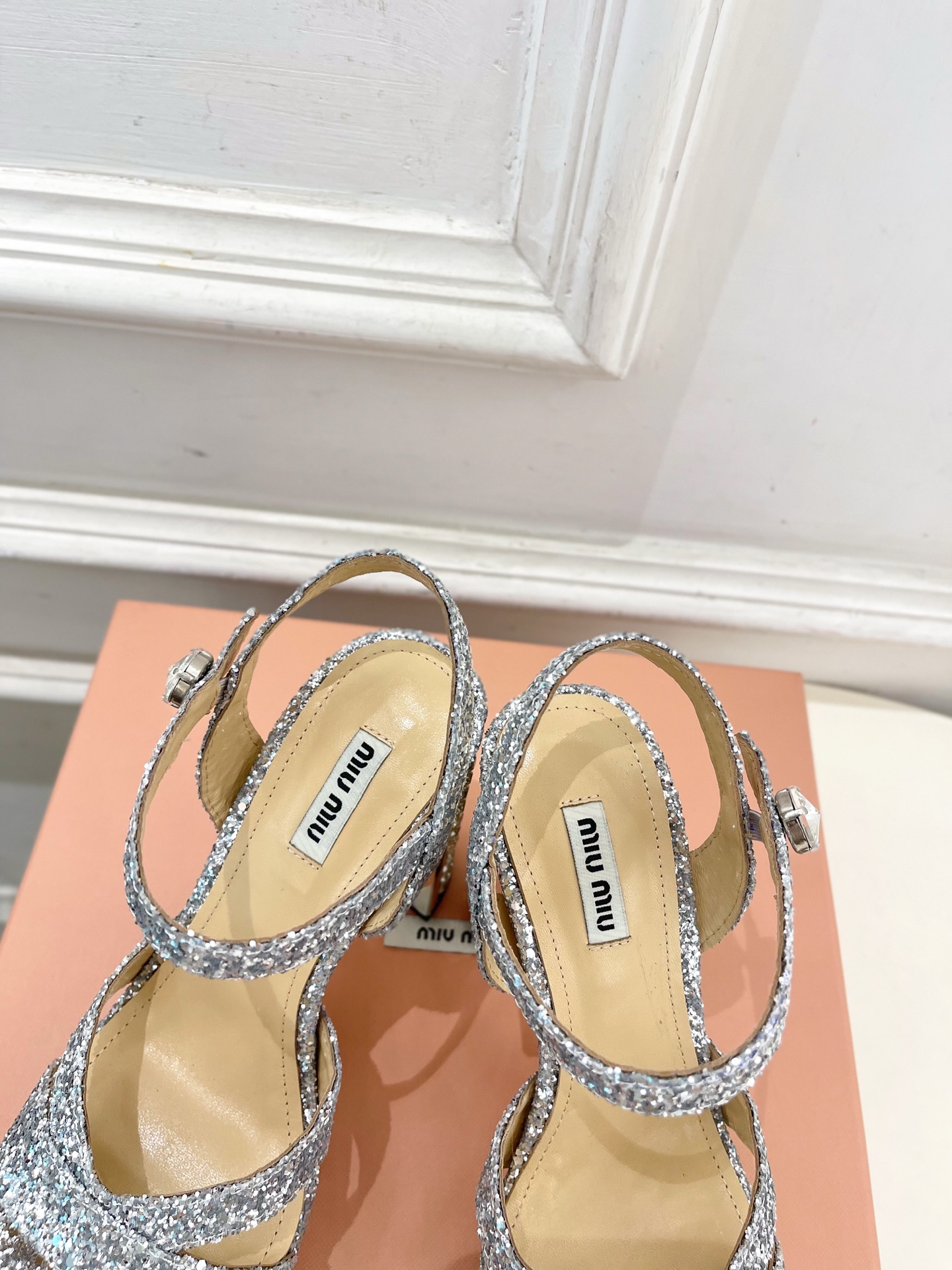 Miu Miu | 缪缪  25𝐬𝐬

🖤2025春夏新品   专柜主打最新走秀款 金属水钻跟防水台凉鞋