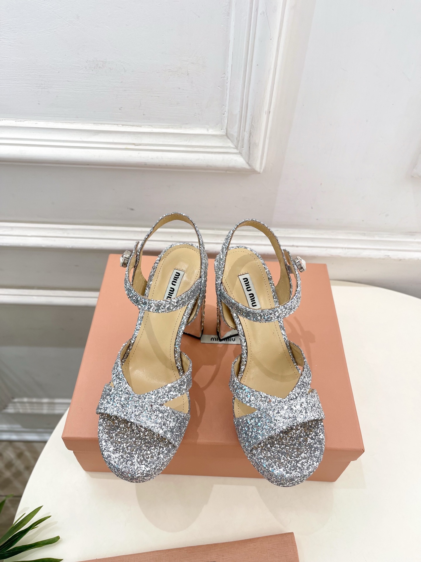 Miu Miu | 缪缪  25𝐬𝐬

🖤2025春夏新品   专柜主打最新走秀款 金属水钻跟防水台凉鞋