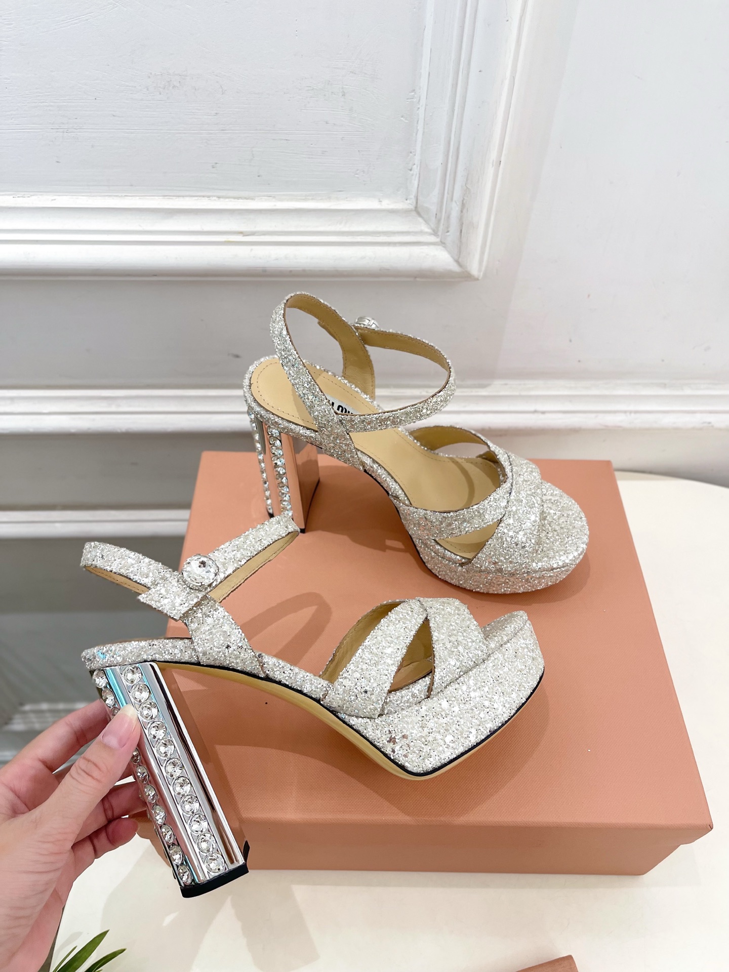 Miu Miu | 缪缪  25𝐬𝐬

🖤2025春夏新品   专柜主打最新走秀款 金属水钻跟防水台凉鞋