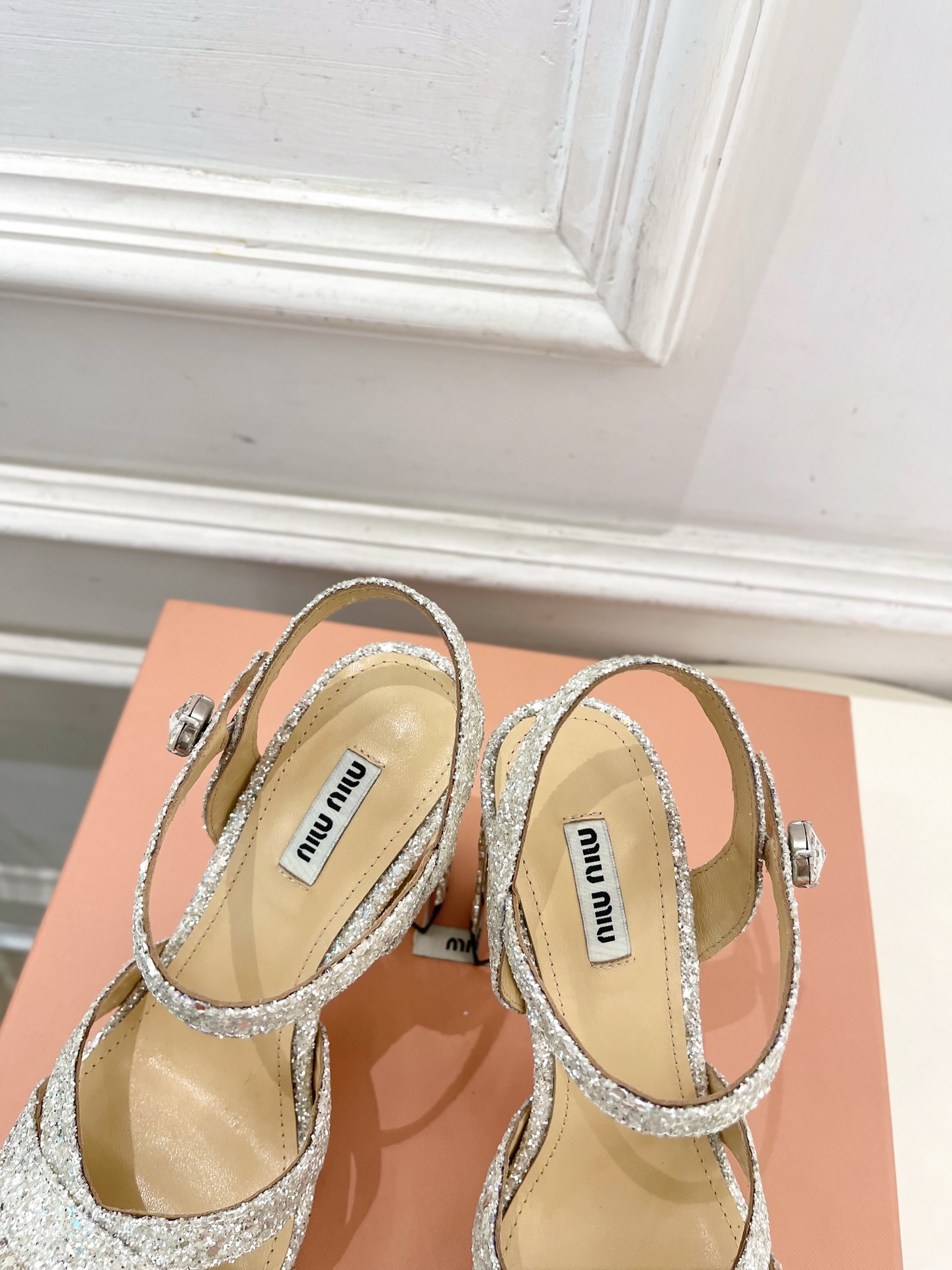 Miu Miu | 缪缪  25𝐬𝐬

🖤2025春夏新品   专柜主打最新走秀款 金属水钻跟防水台凉鞋