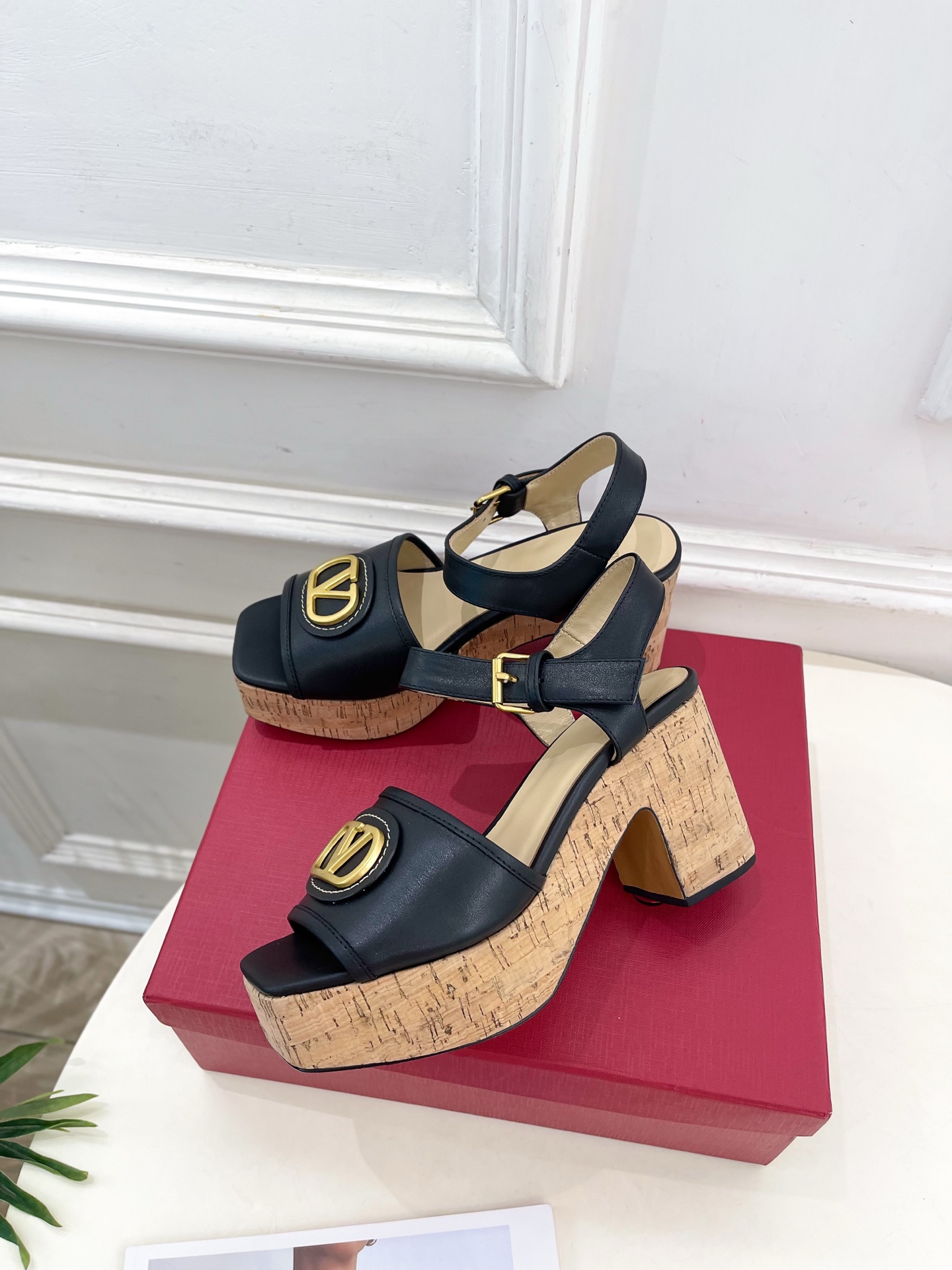 Valentino 华伦天奴 2025𝐬𝐬春夏新品 大V扣防水台高跟凉鞋上新☑️
———————————