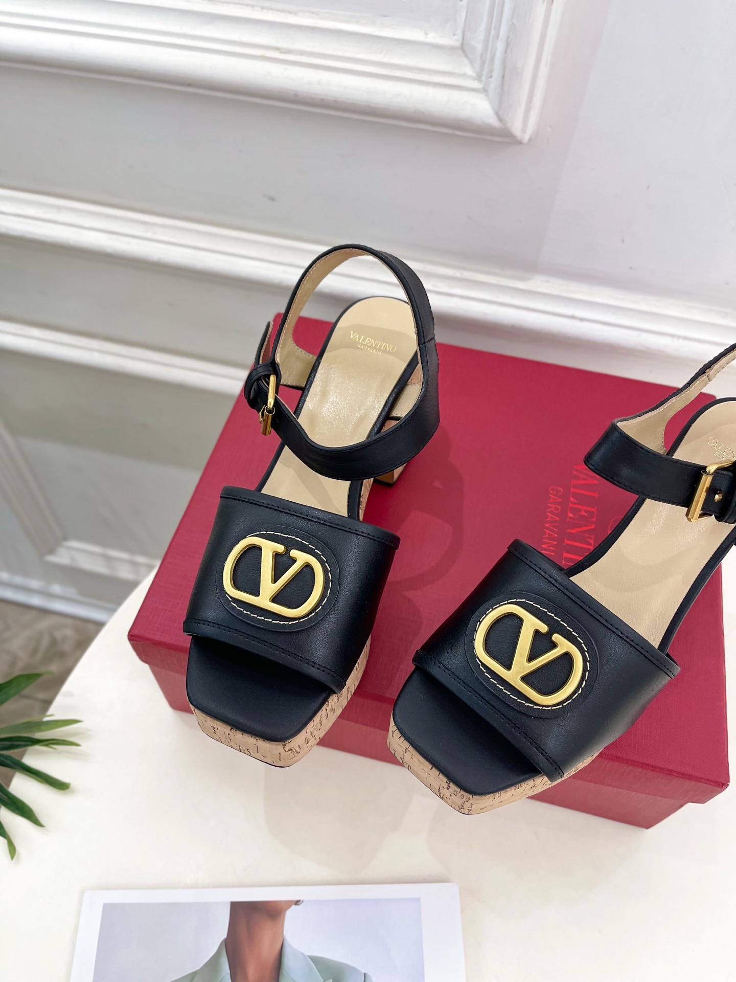 Valentino 华伦天奴 2025𝐬𝐬春夏新品 大V扣防水台高跟凉鞋上新☑️
———————————
