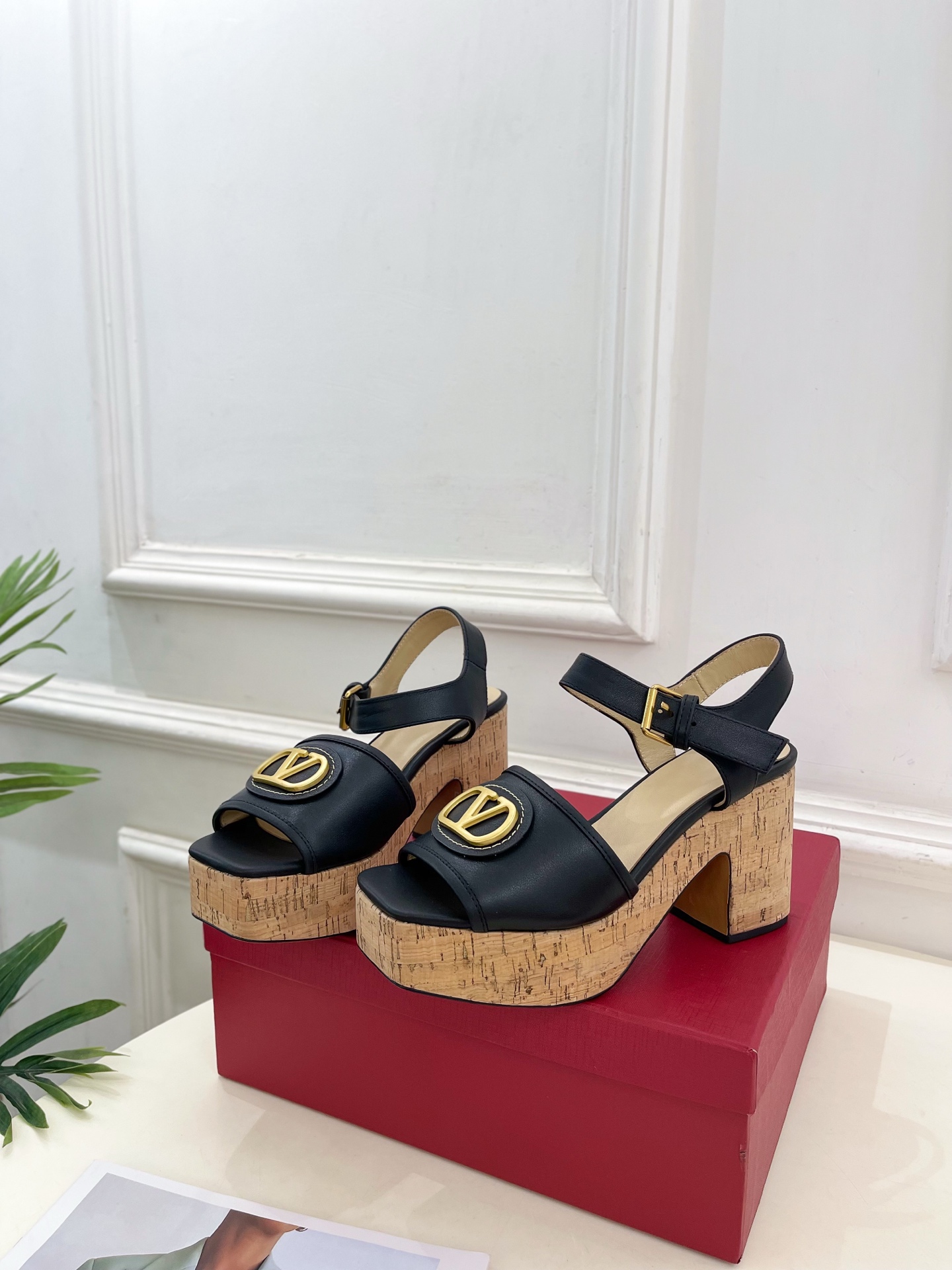 Valentino 华伦天奴 2025𝐬𝐬春夏新品 大V扣防水台高跟凉鞋上新☑️
———————————