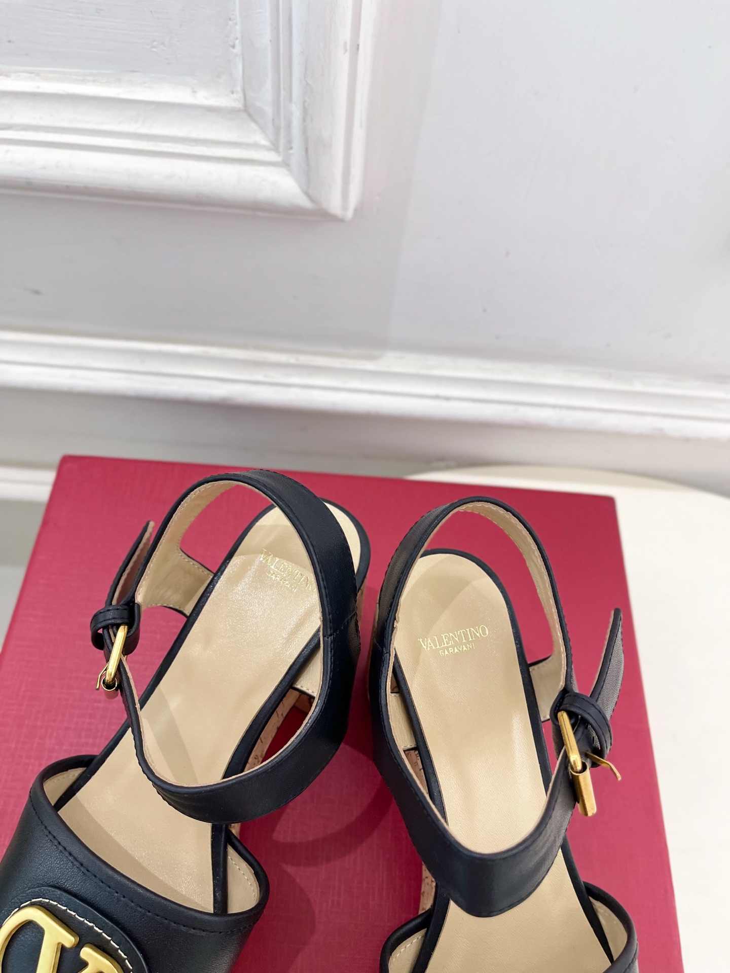 Valentino 华伦天奴 2025𝐬𝐬春夏新品 大V扣防水台高跟凉鞋上新☑️
———————————