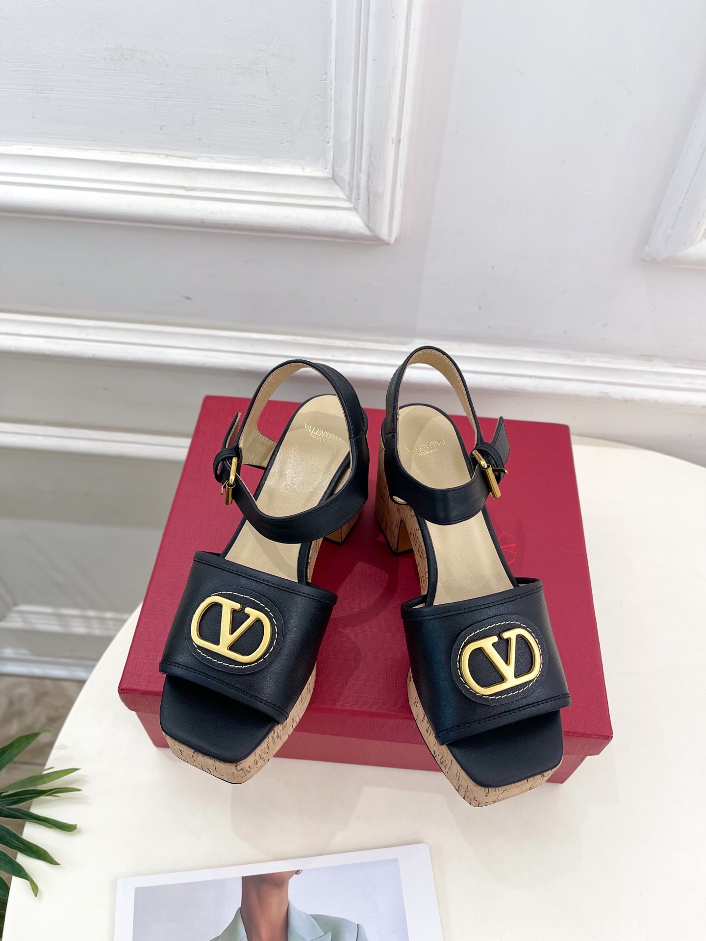 Valentino 华伦天奴 2025𝐬𝐬春夏新品 大V扣防水台高跟凉鞋上新☑️
———————————