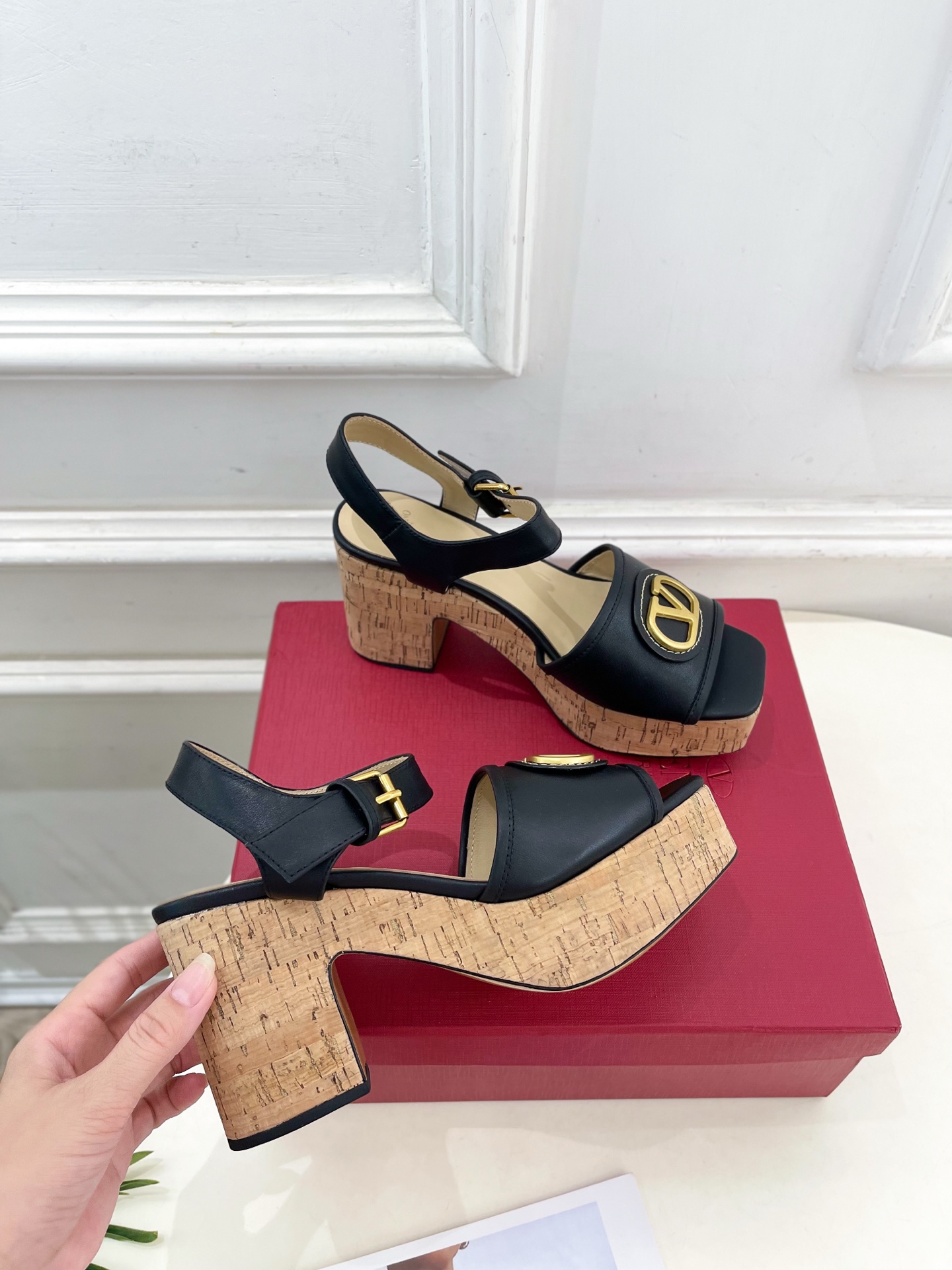 Valentino 华伦天奴 2025𝐬𝐬春夏新品 大V扣防水台高跟凉鞋上新☑️
———————————