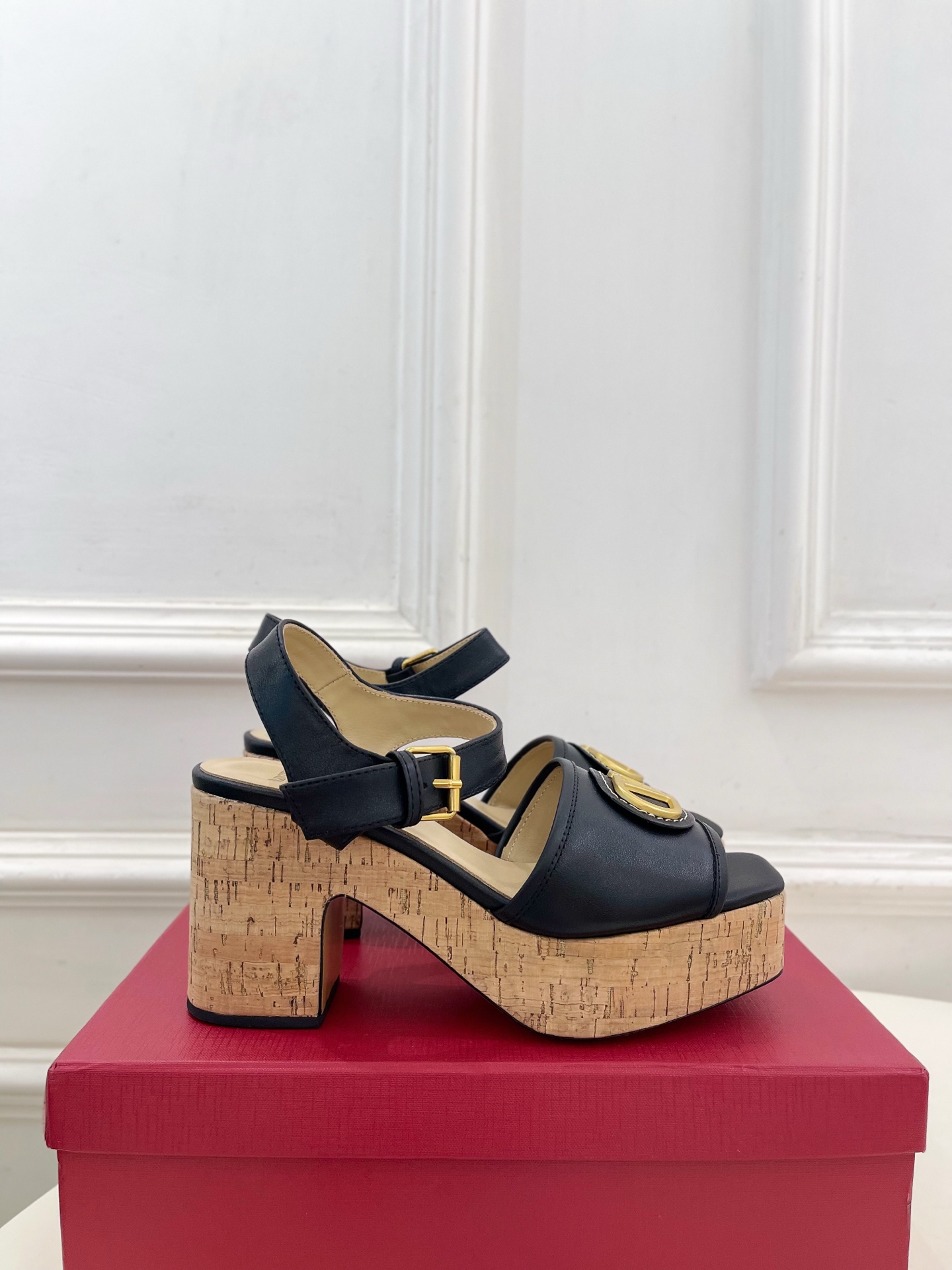 Valentino 华伦天奴 2025𝐬𝐬春夏新品 大V扣防水台高跟凉鞋上新☑️
———————————