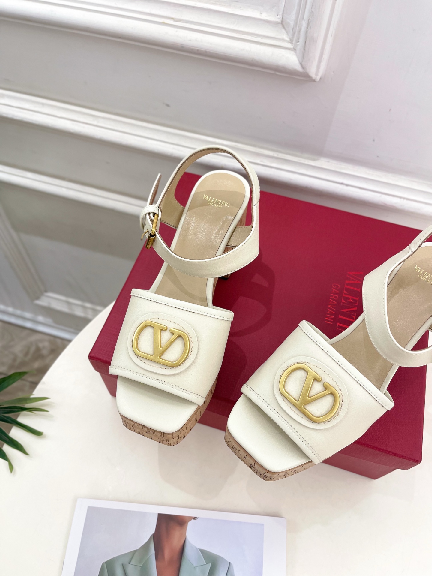 Valentino 华伦天奴 2025𝐬𝐬春夏新品 大V扣防水台高跟凉鞋上新☑️
———————————