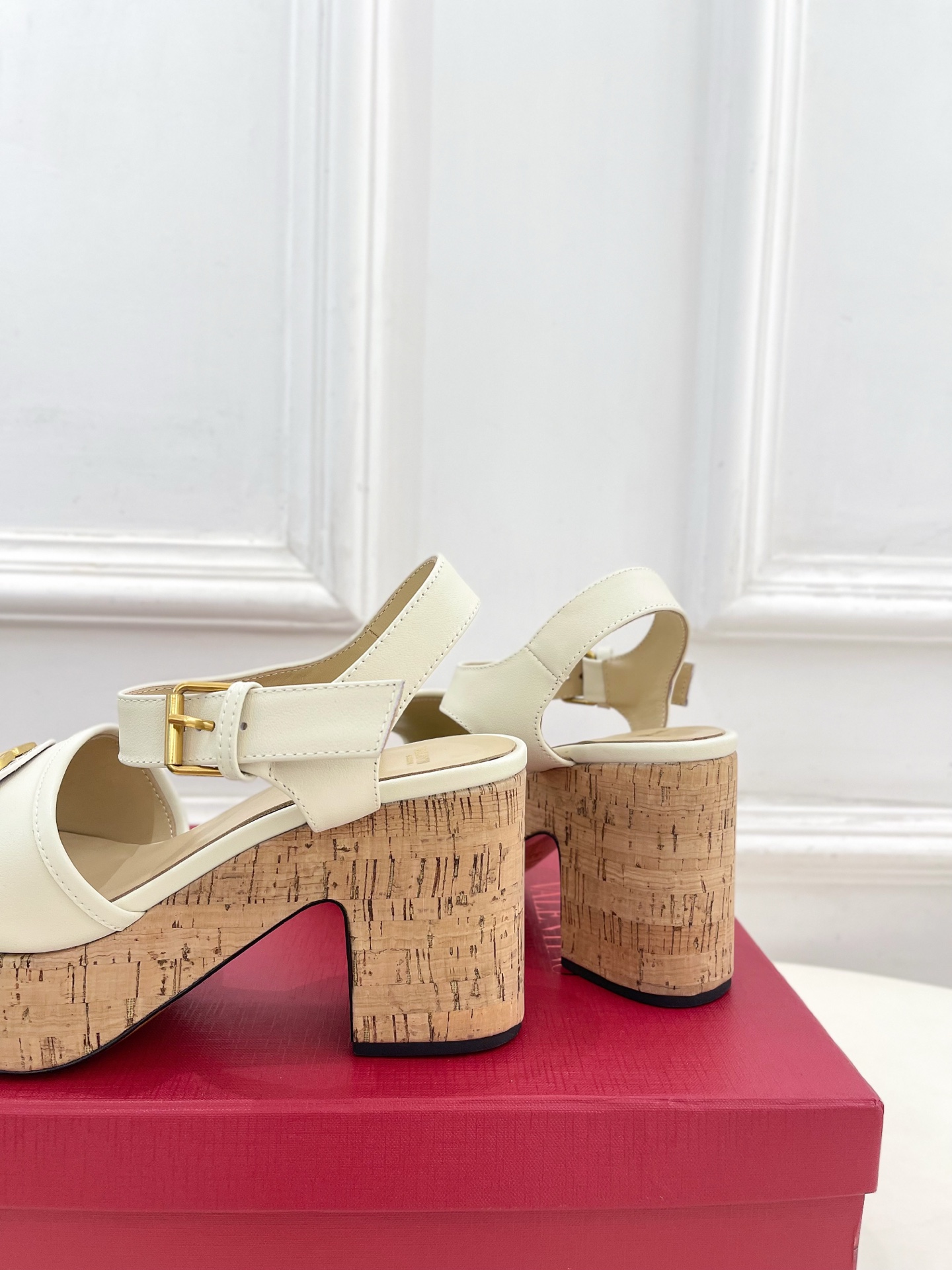 Valentino 华伦天奴 2025𝐬𝐬春夏新品 大V扣防水台高跟凉鞋上新☑️
———————————