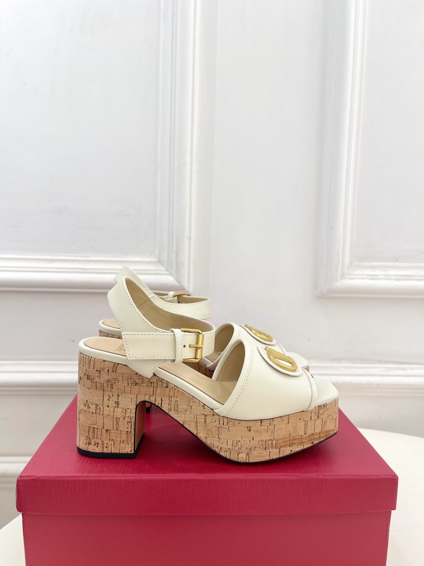 Valentino 华伦天奴 2025𝐬𝐬春夏新品 大V扣防水台高跟凉鞋上新☑️
———————————