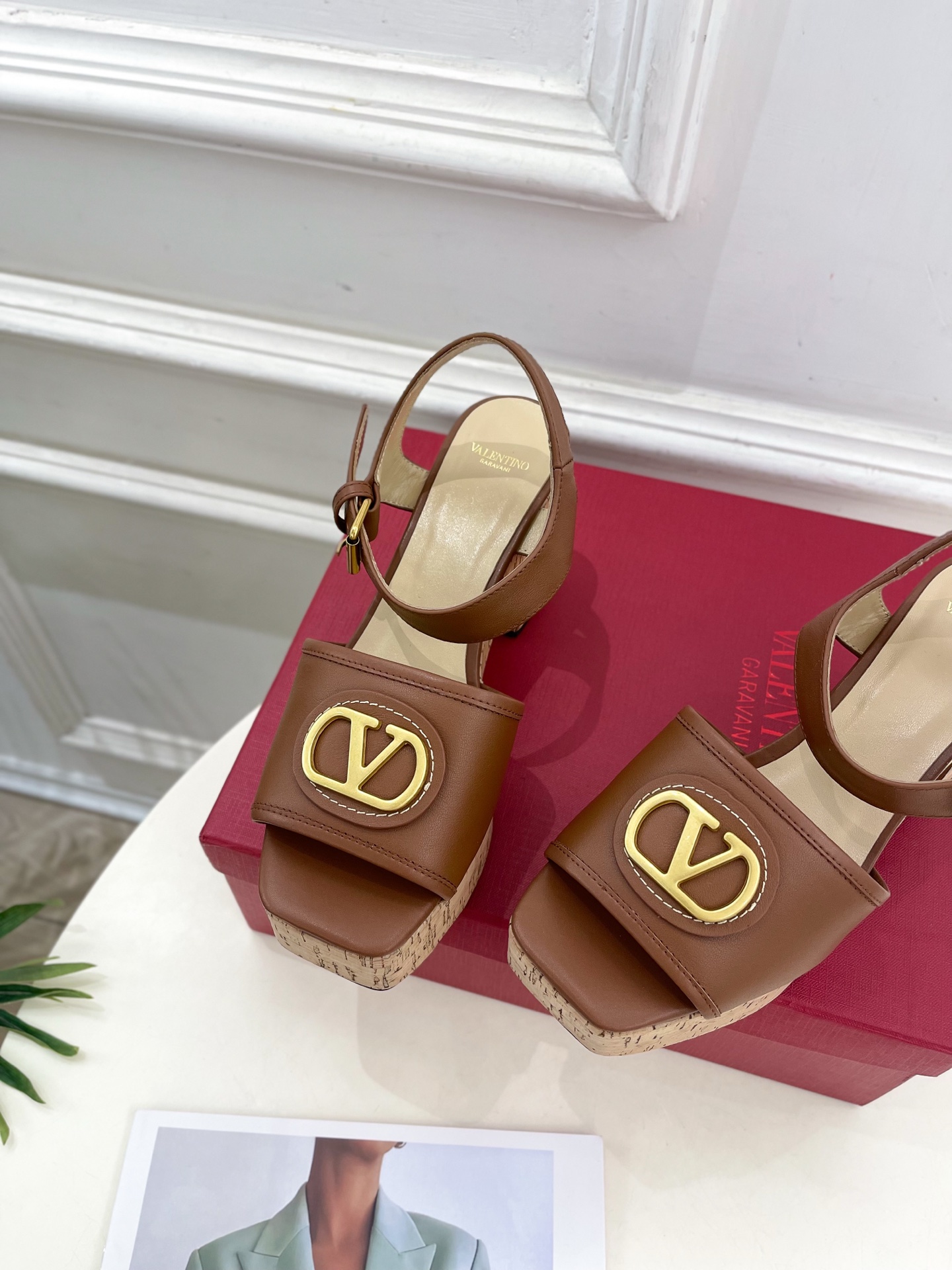 Valentino 华伦天奴 2025𝐬𝐬春夏新品 大V扣防水台高跟凉鞋上新☑️
———————————