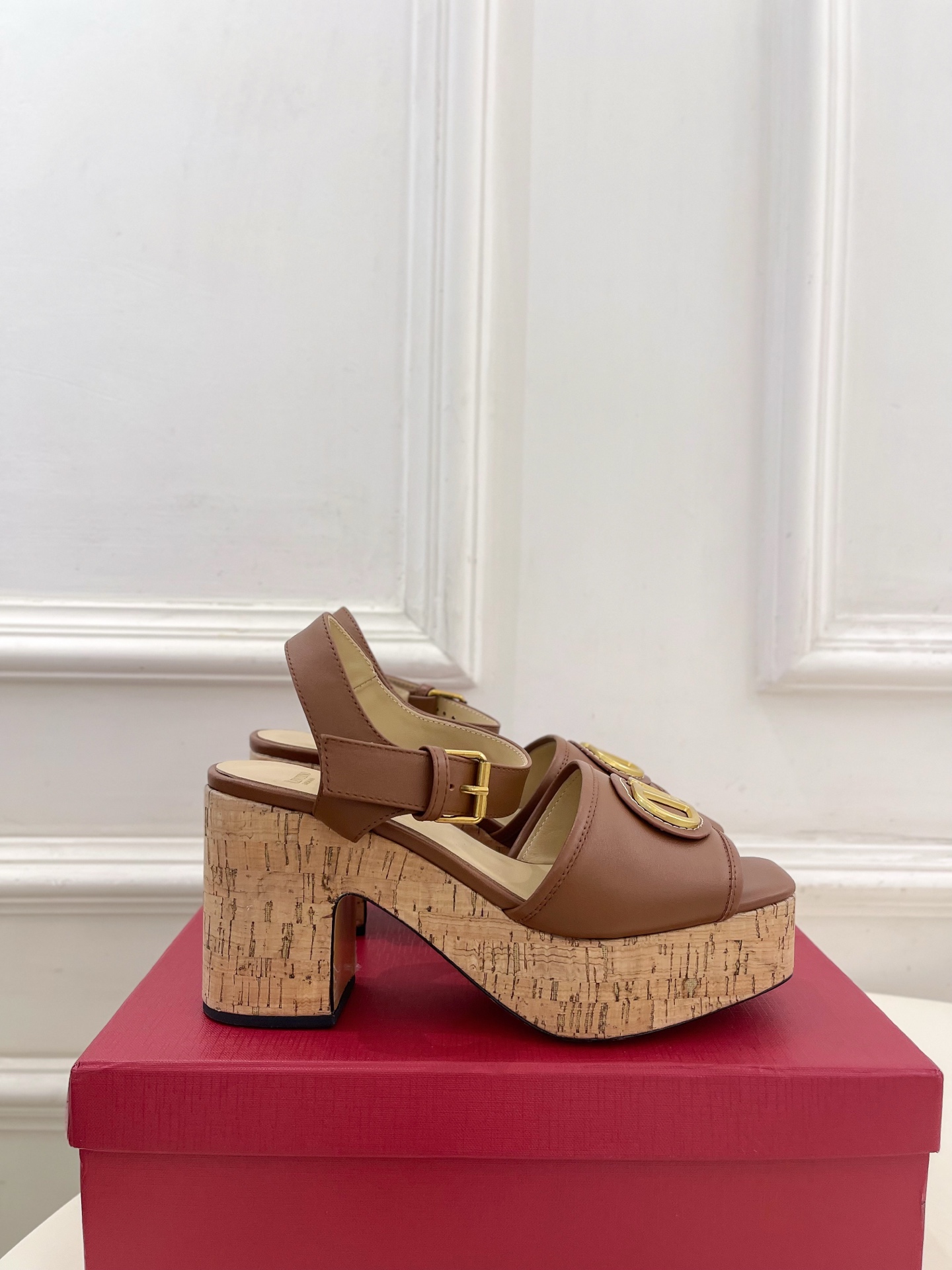 Valentino 华伦天奴 2025𝐬𝐬春夏新品 大V扣防水台高跟凉鞋上新☑️
———————————