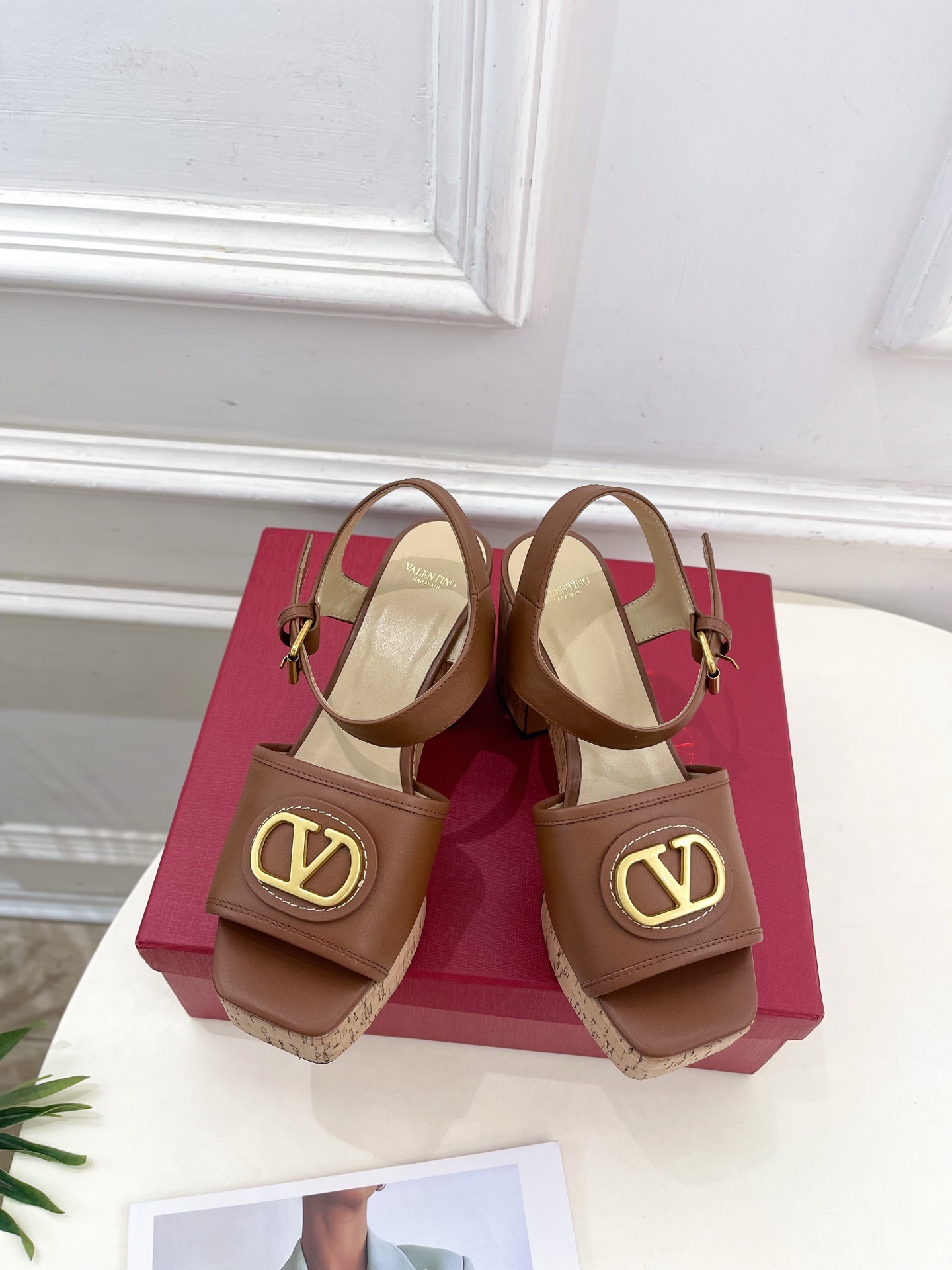 Valentino 华伦天奴 2025𝐬𝐬春夏新品 大V扣防水台高跟凉鞋上新☑️
———————————