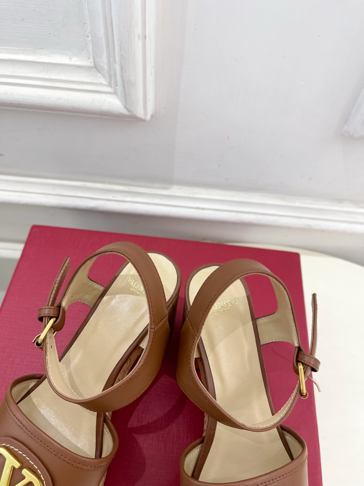 Valentino 华伦天奴 2025𝐬𝐬春夏新品 大V扣防水台高跟凉鞋上新☑️
———————————