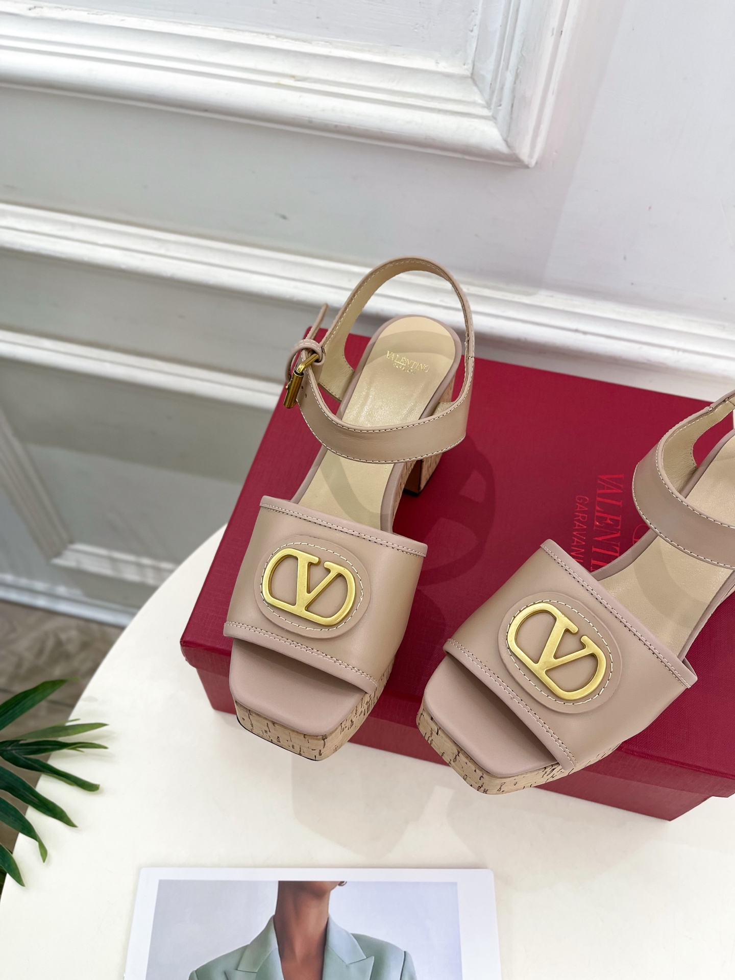 Valentino 华伦天奴 2025𝐬𝐬春夏新品 大V扣防水台高跟凉鞋上新☑️
———————————