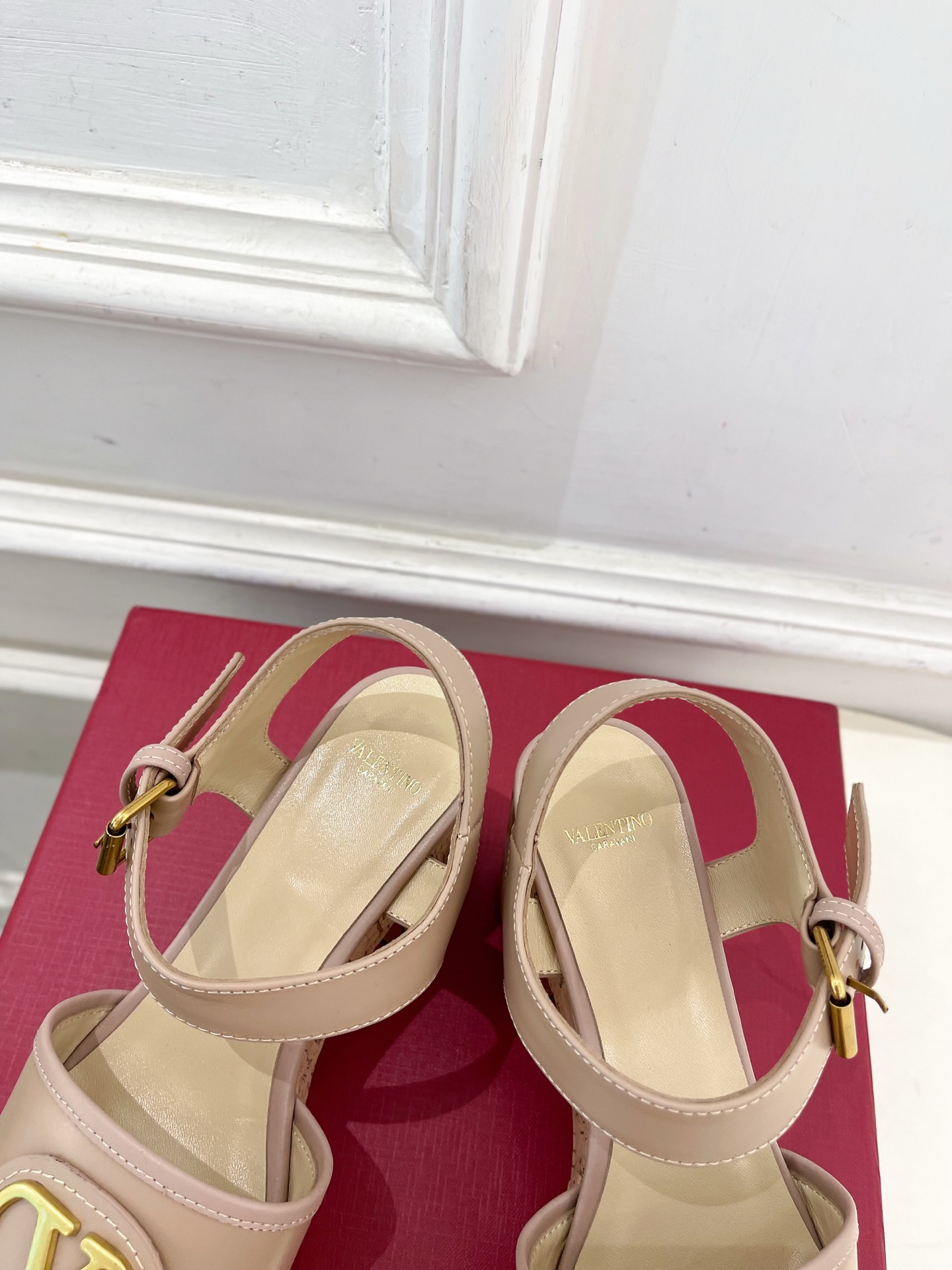 Valentino 华伦天奴 2025𝐬𝐬春夏新品 大V扣防水台高跟凉鞋上新☑️
———————————