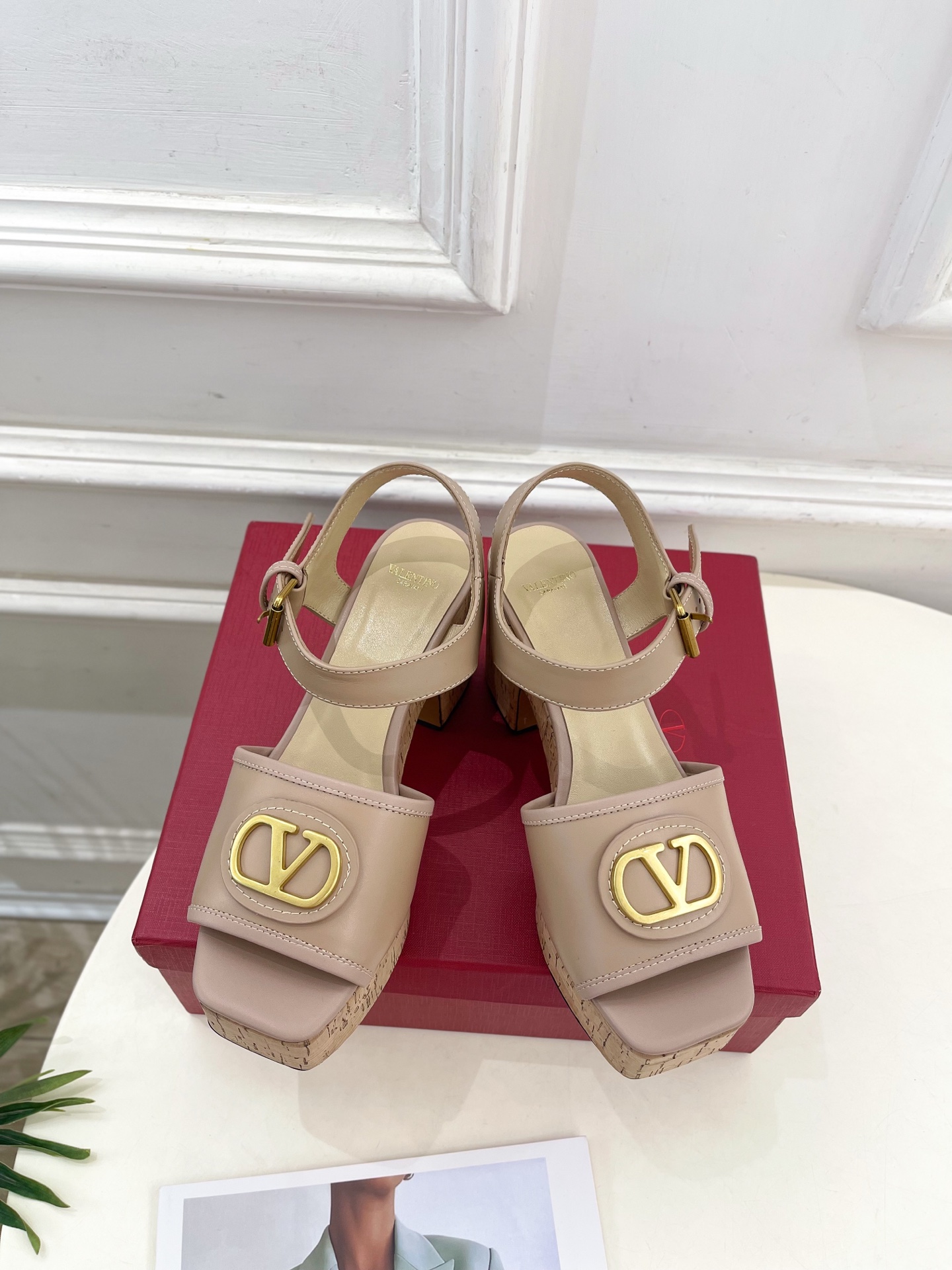 Valentino 华伦天奴 2025𝐬𝐬春夏新品 大V扣防水台高跟凉鞋上新☑️
———————————