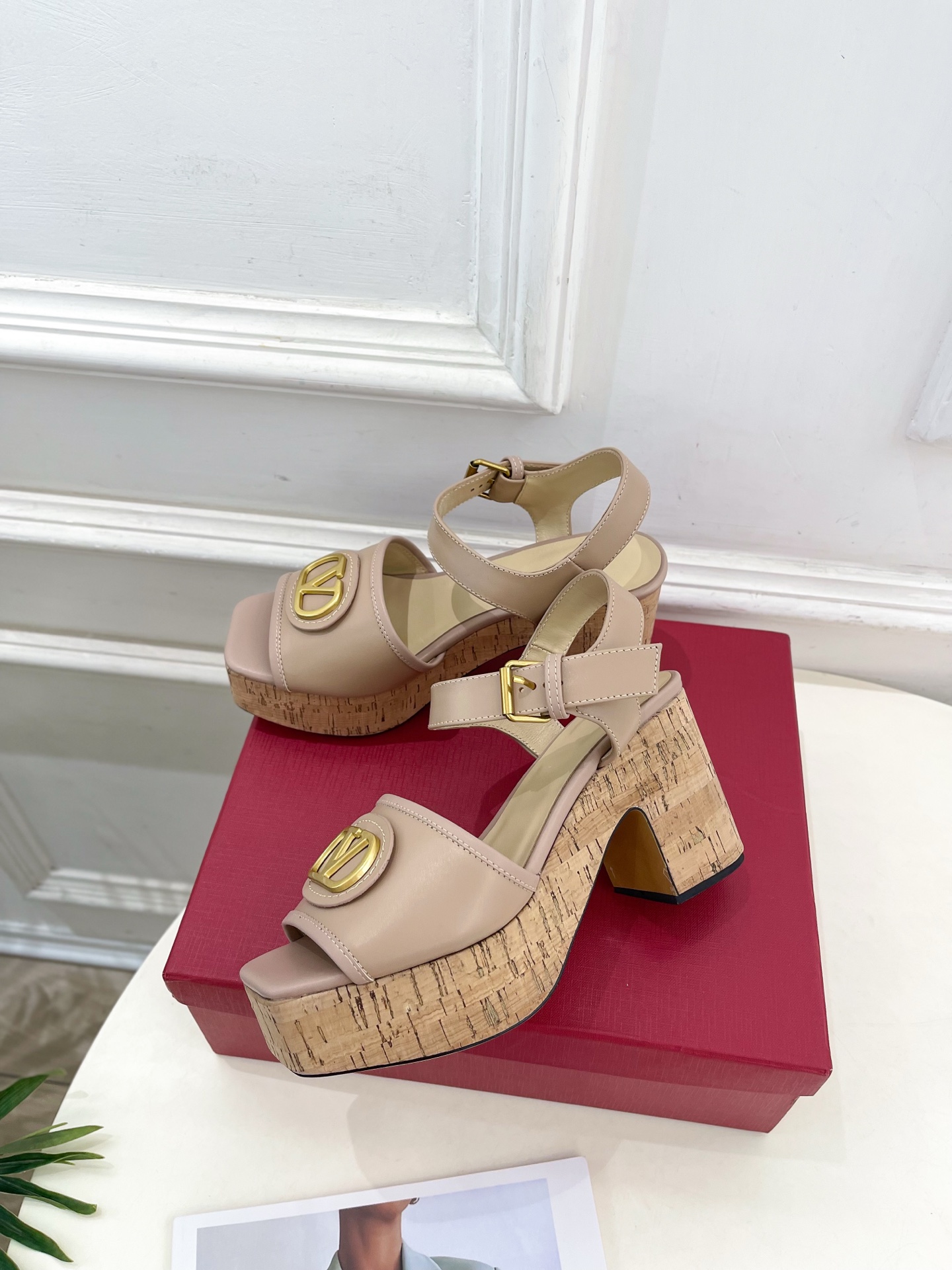 Valentino 华伦天奴 2025𝐬𝐬春夏新品 大V扣防水台高跟凉鞋上新☑️
———————————
