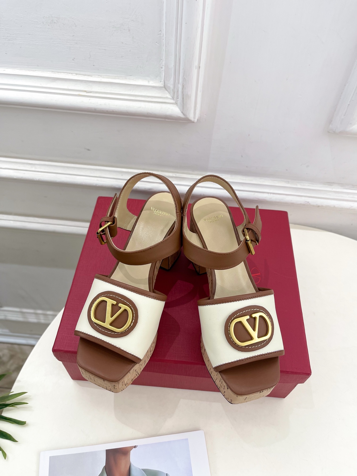Valentino 华伦天奴 2025𝐬𝐬春夏新品 大V扣防水台高跟凉鞋上新☑️
———————————