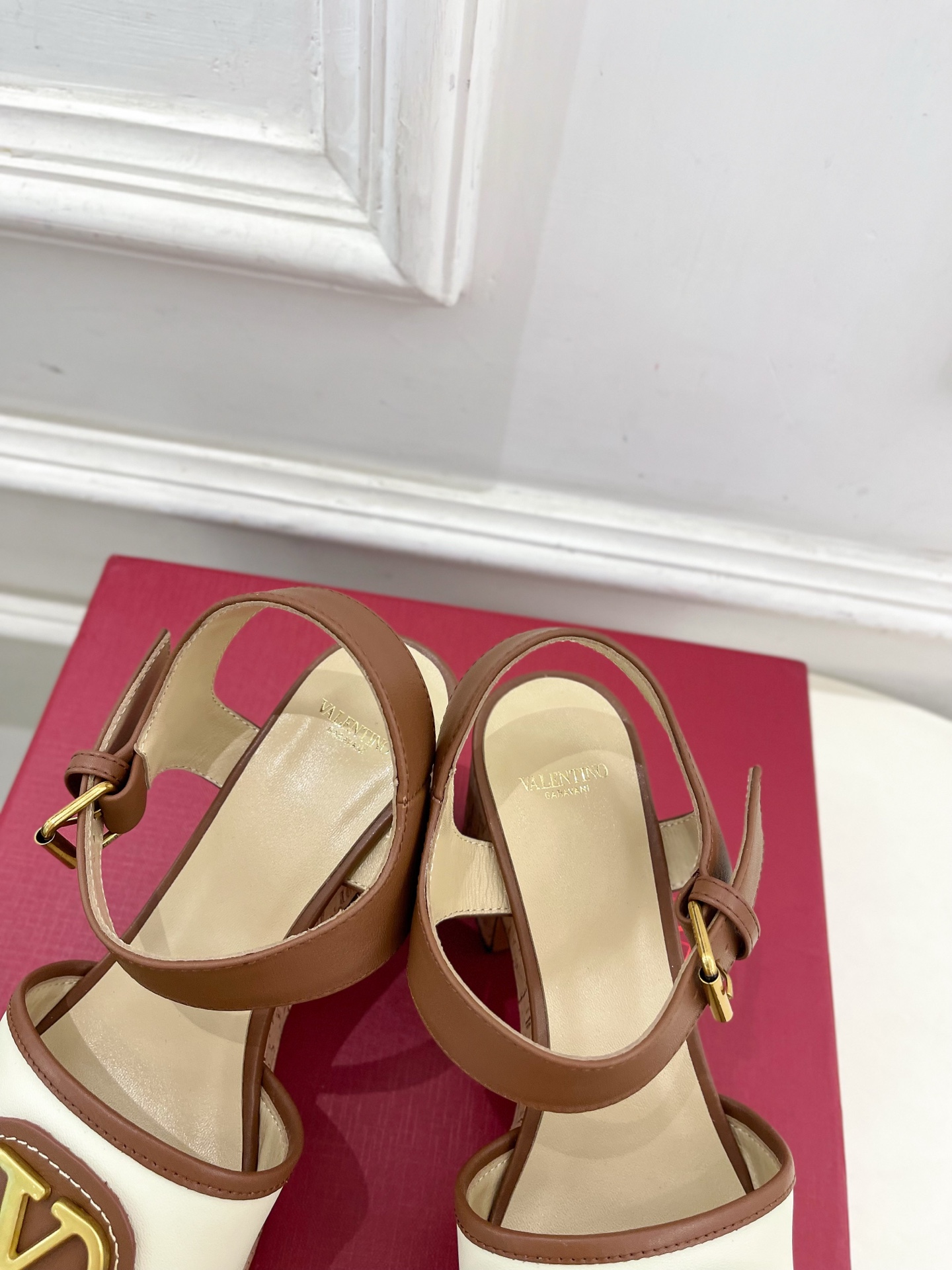 Valentino 华伦天奴 2025𝐬𝐬春夏新品 大V扣防水台高跟凉鞋上新☑️
———————————