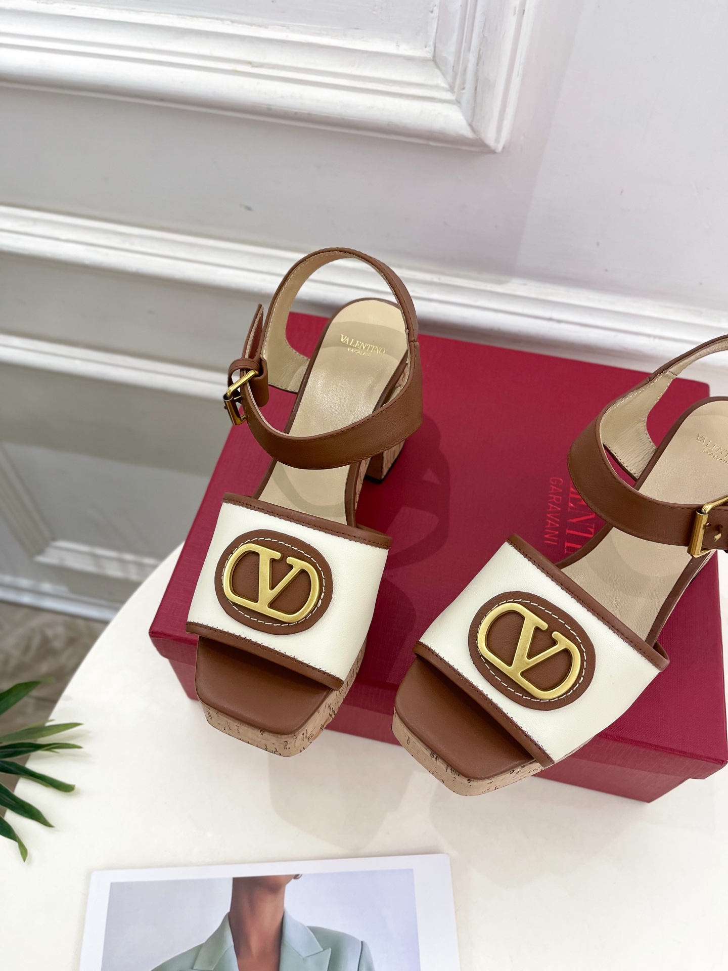 Valentino 华伦天奴 2025𝐬𝐬春夏新品 大V扣防水台高跟凉鞋上新☑️
———————————