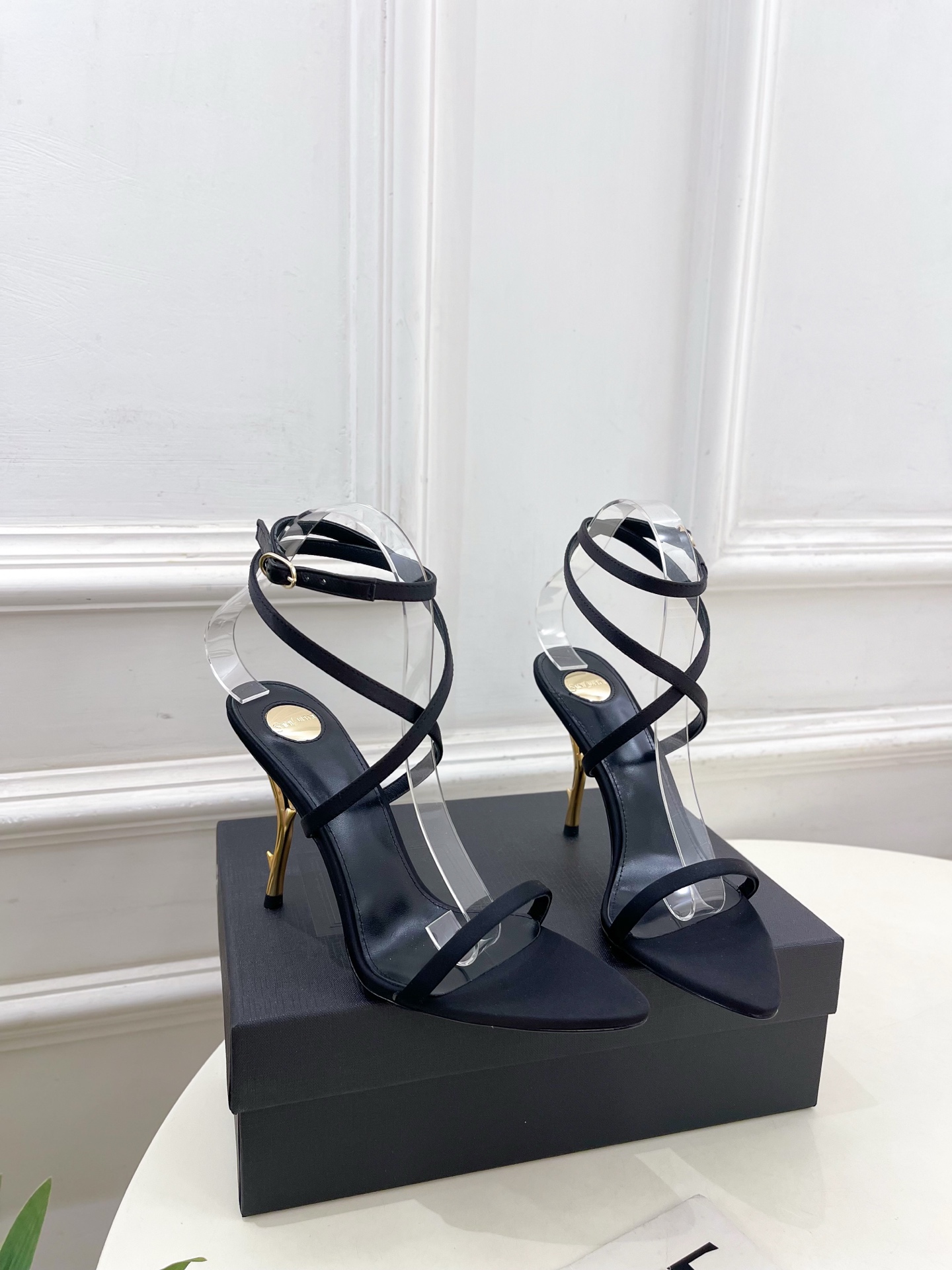 SAIN*LAURENT  圣罗兰 2025𝐬𝐬春夏新品 金属异形跟凉鞋上新☑️
———————————