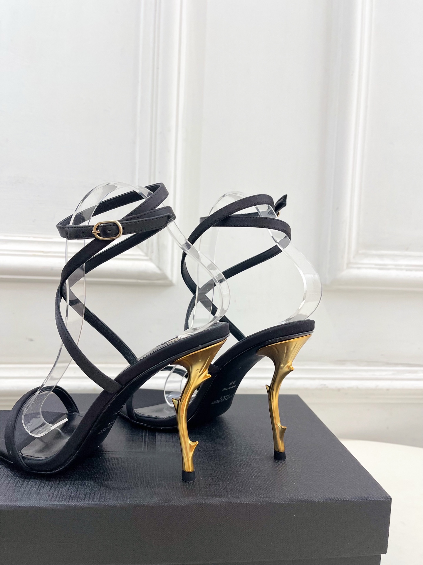 SAIN*LAURENT  圣罗兰 2025𝐬𝐬春夏新品 金属异形跟凉鞋上新☑️
———————————