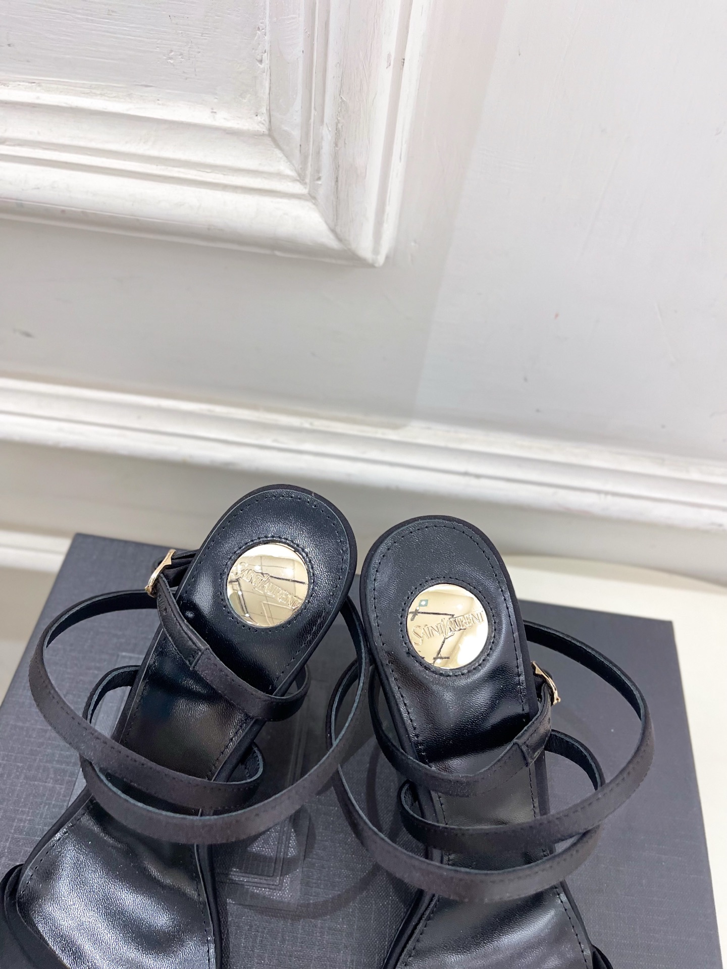 SAIN*LAURENT  圣罗兰 2025𝐬𝐬春夏新品 金属异形跟凉鞋上新☑️
———————————