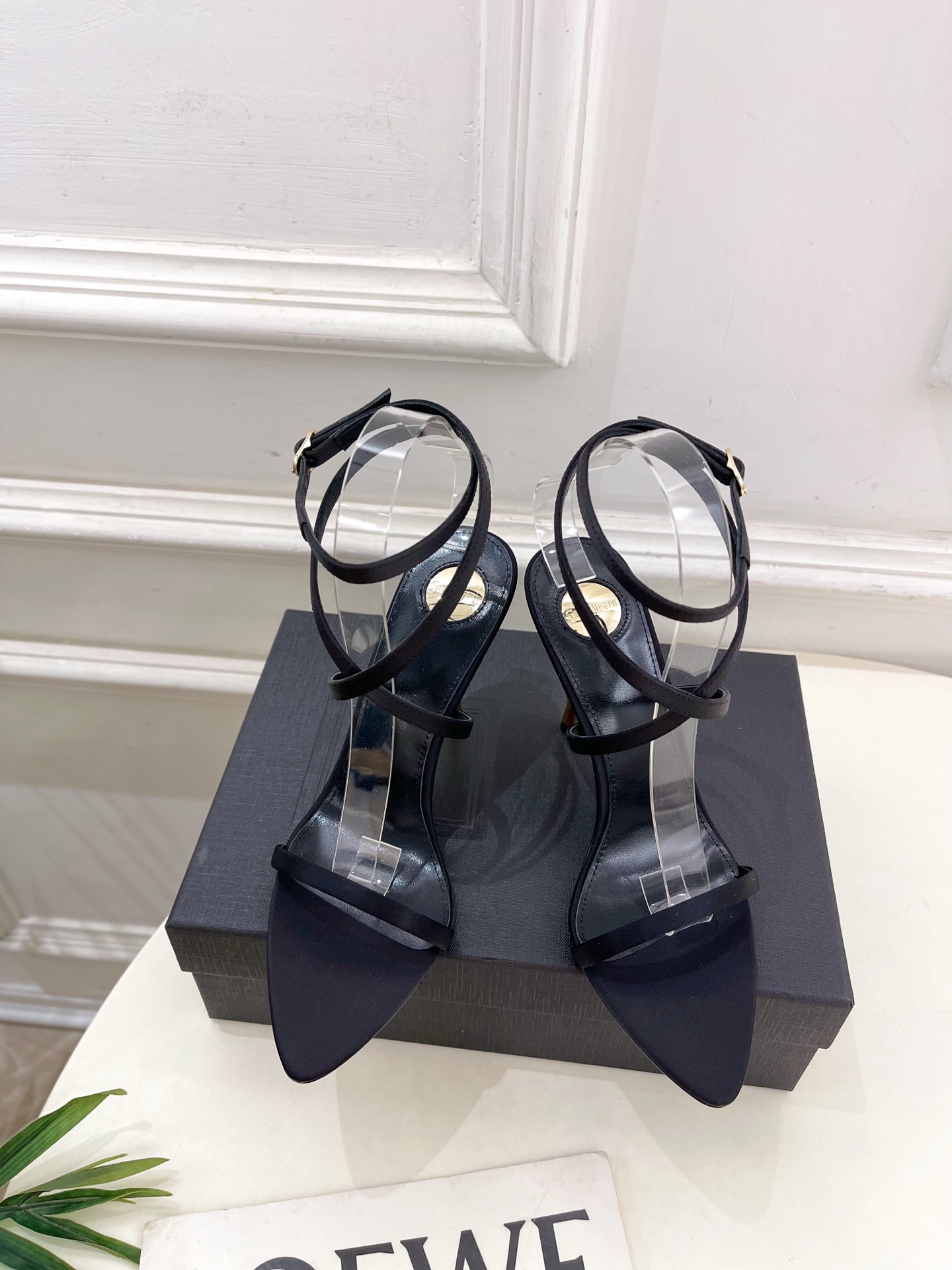 SAIN*LAURENT  圣罗兰 2025𝐬𝐬春夏新品 金属异形跟凉鞋上新☑️
———————————