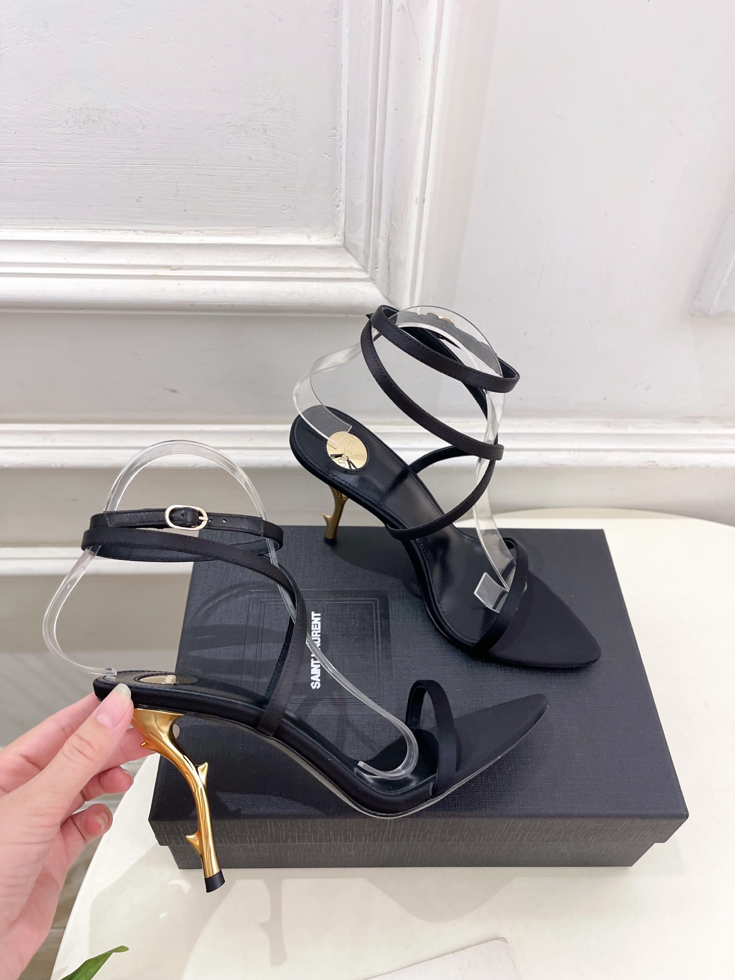 SAIN*LAURENT  圣罗兰 2025𝐬𝐬春夏新品 金属异形跟凉鞋上新☑️
———————————