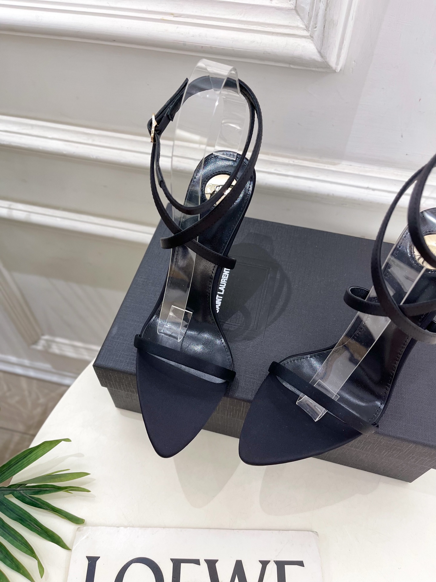 SAIN*LAURENT  圣罗兰 2025𝐬𝐬春夏新品 金属异形跟凉鞋上新☑️
———————————