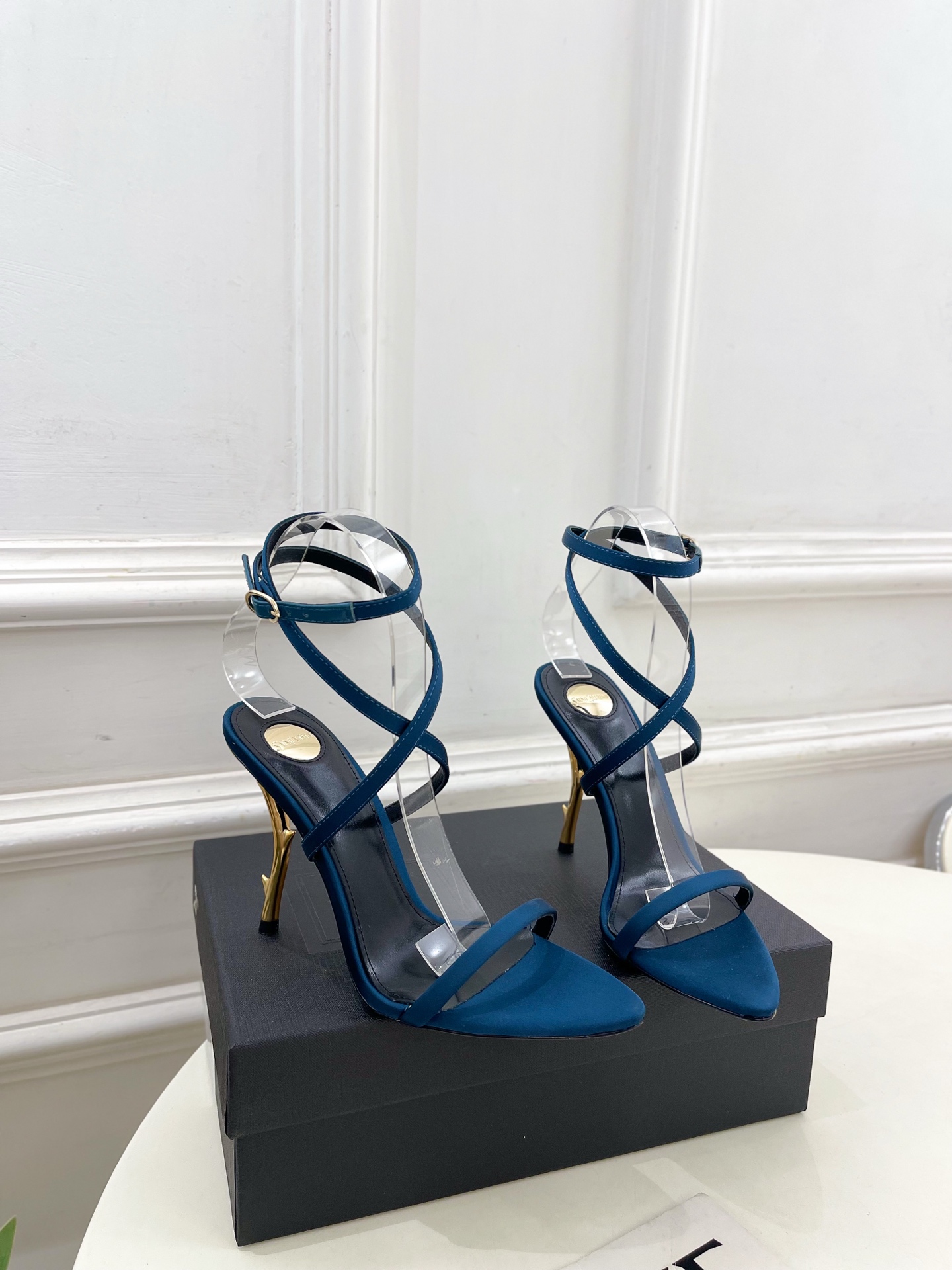 SAIN*LAURENT  圣罗兰 2025𝐬𝐬春夏新品 金属异形跟凉鞋上新☑️
———————————